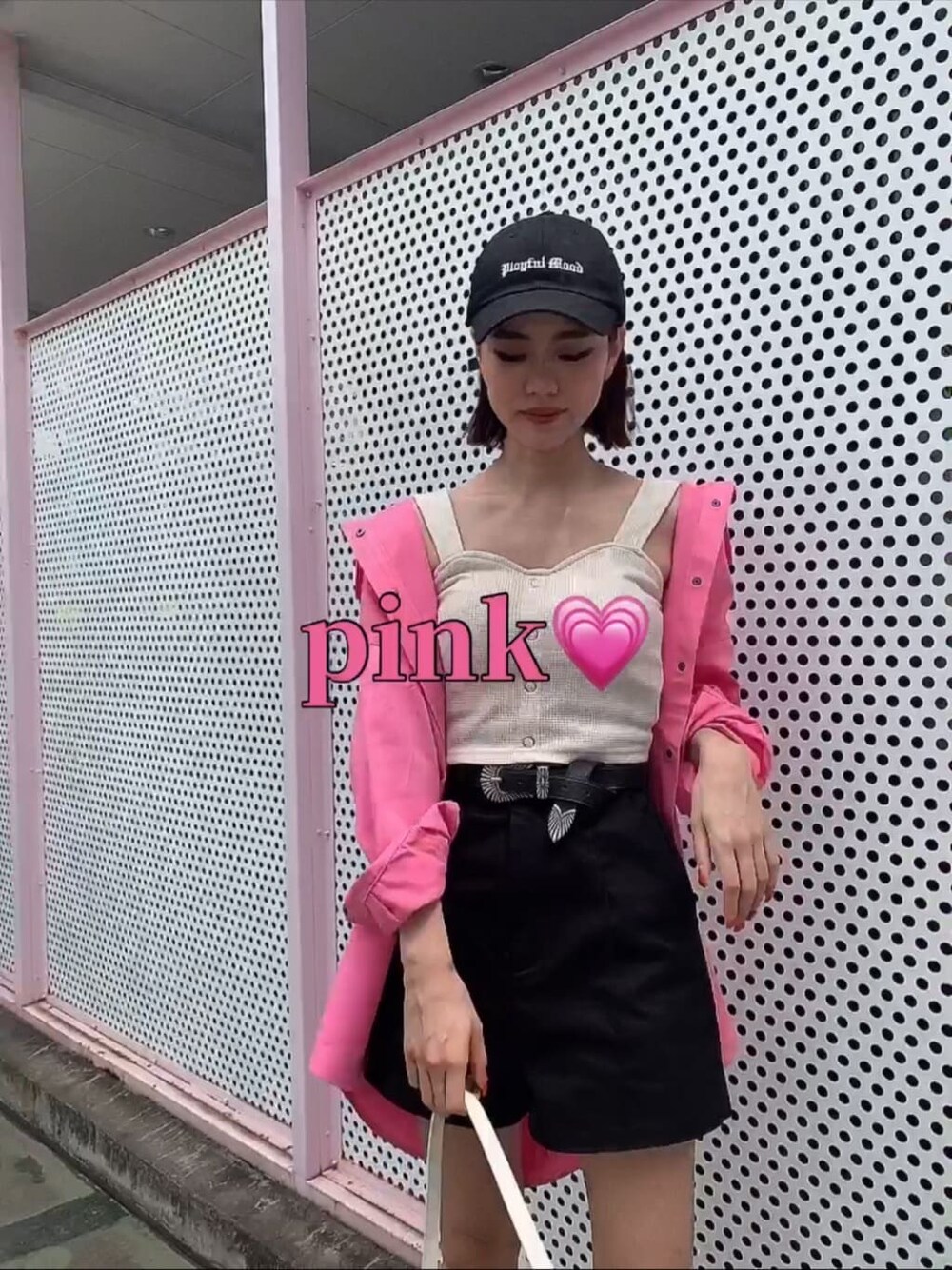 ピンク系のシャツ/ブラウス、ブラック系のブーツ、ブラック系のその他パンツを着用したレディースの夏コーディネートの1枚目の写真