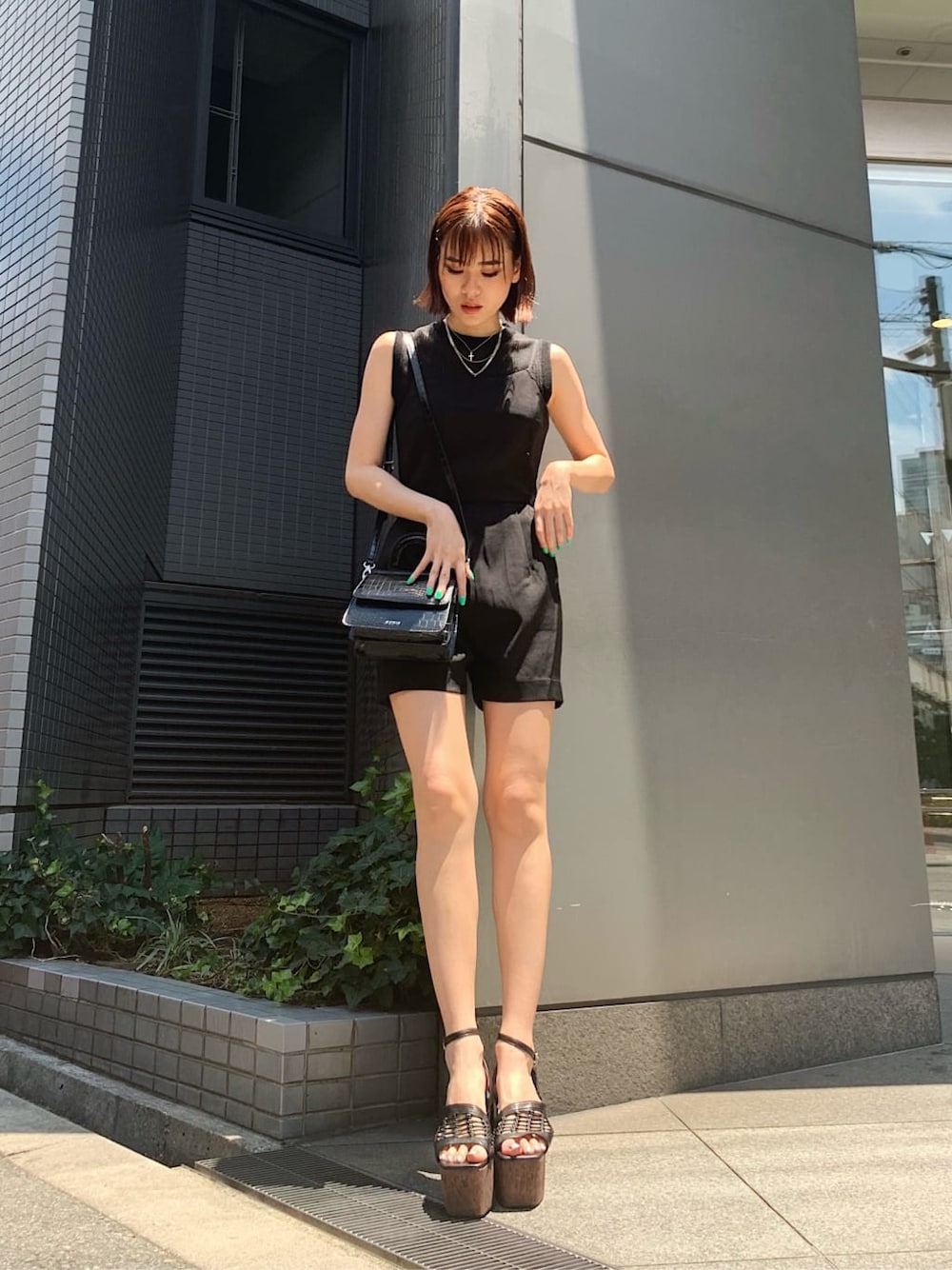 「EVRIS、ワンピース、バッグ、サンダル、厚底、カジュアル、アクセサリー、選抜１、シアー、夏コーデ、大人カジュアル、楽チンコーデ、ミニ、肌見せ、コンビネゾン」｜「EVRISのショートコンビネゾン（つなぎ/オールインワン、ブラック系）」を使った、HIKARUさん（レディース・166cm）の夏コーディネートの1枚目の写真