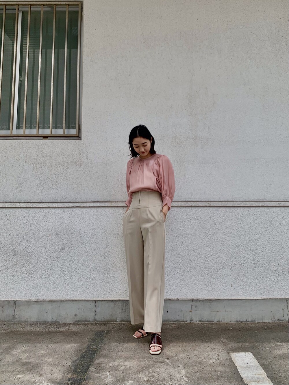 その他のその他シューズ、ピンク系のシャツ/ブラウス、ベージュ系のその他パンツを着用したレディースの春コーディネートの1枚目の写真