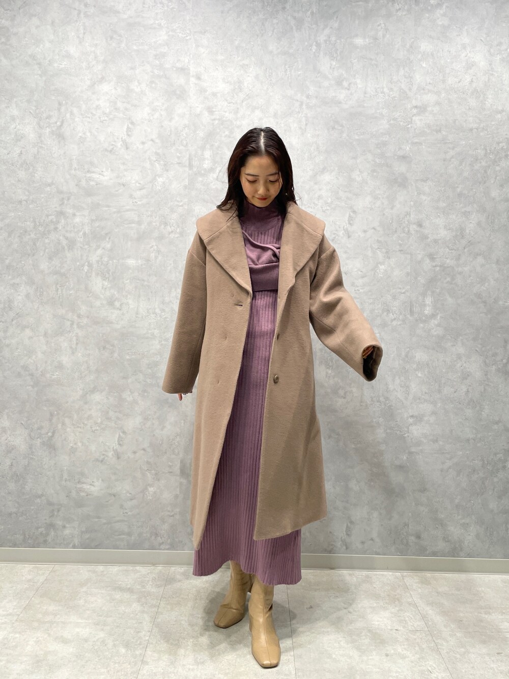 ブラウン系のその他アウター、ベージュ系のブーツ、パープル系のワンピースを着用したレディースの冬コーディネートの1枚目の写真