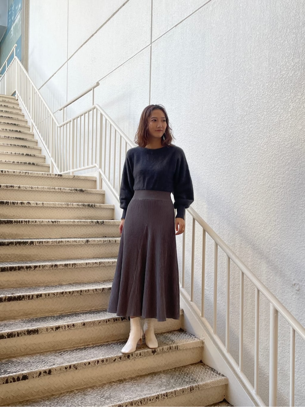 ホワイト系のその他シューズ、グレー系のワンピースを着用したレディースの冬コーディネートの1枚目の写真