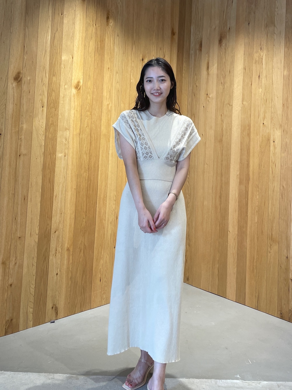 その他のサンダル、ベージュ系のワンピースを着用したレディースの冬コーディネートの1枚目の写真