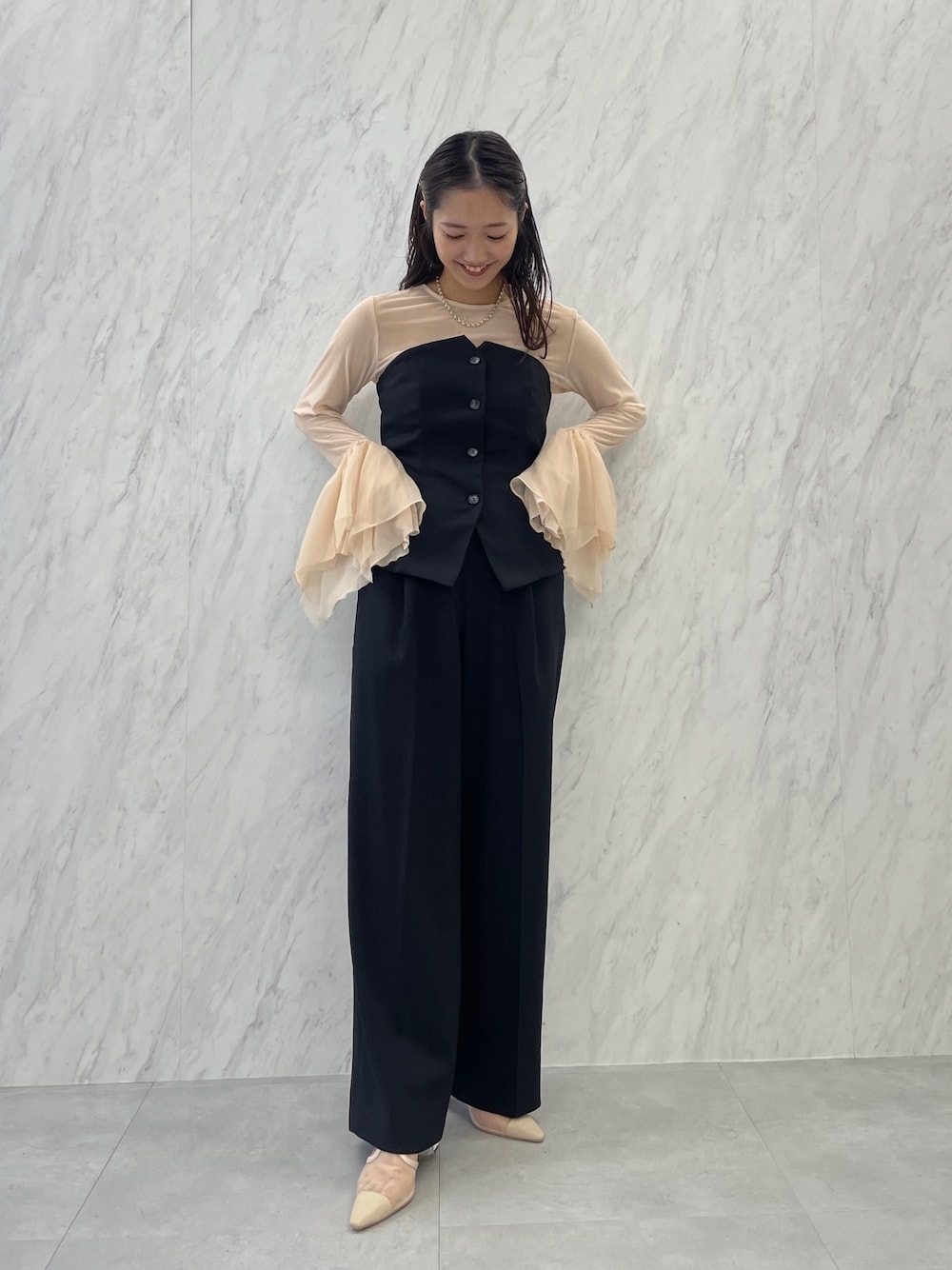 ベージュ系のパンプス、ブラック系のパンツドレス、ホワイト系のTシャツ/カットソーを着用したレディースの秋コーディネートの1枚目の写真