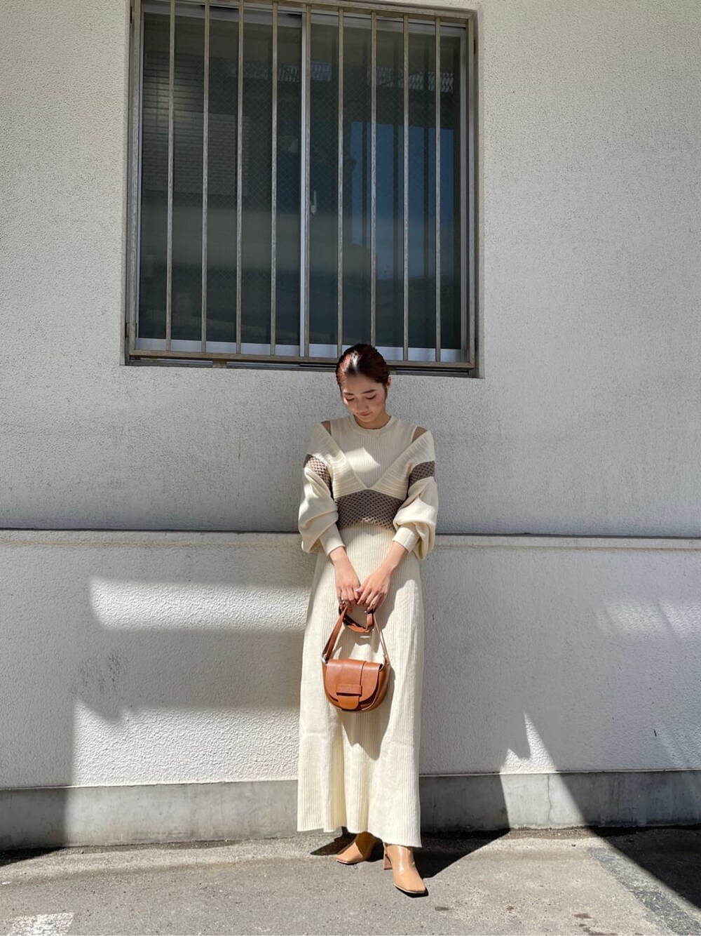 ベージュ系のその他シューズ、ホワイト系のワンピース、ブラウン系のショルダーバッグを着用したレディースの秋コーディネートの1枚目の写真