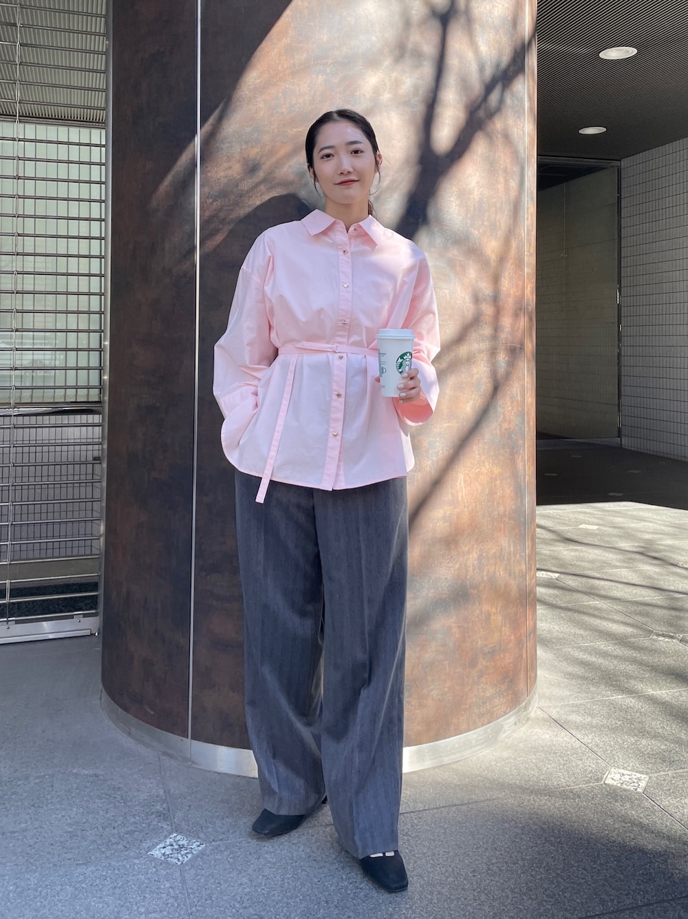 グレー系のその他パンツ、ピンク系のシャツ/ブラウス、ブラック系のパンプスを着用したレディースの冬コーディネートの1枚目の写真