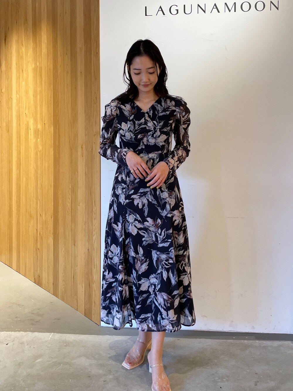 その他のサンダル、ブルー系のワンピースを着用したレディースの冬コーディネートの1枚目の写真