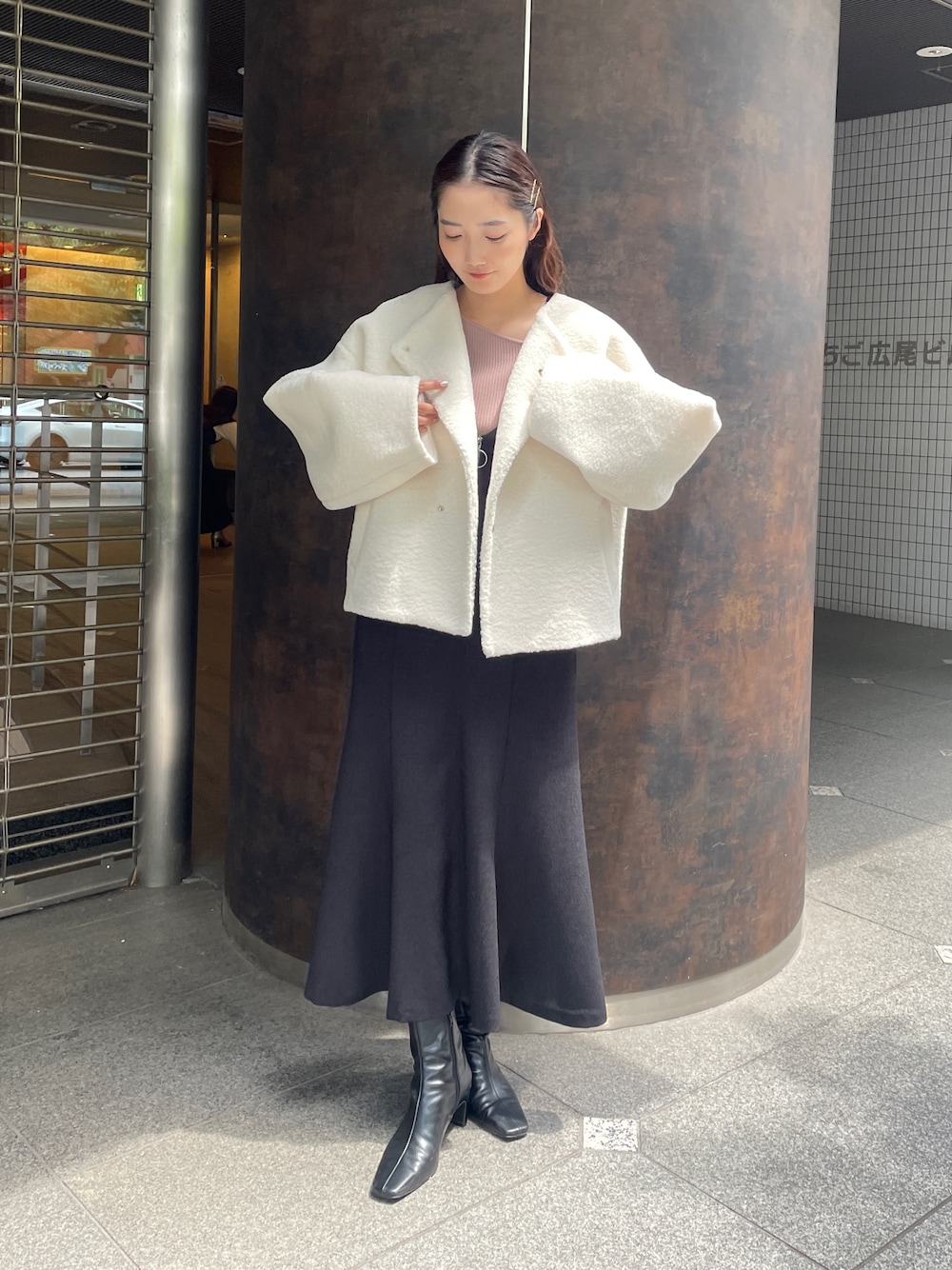 ブラック系のジャンパースカート、ピンク系のニット/セーター、ブラック系のブーツを着用したレディースの夏コーディネートの1枚目の写真