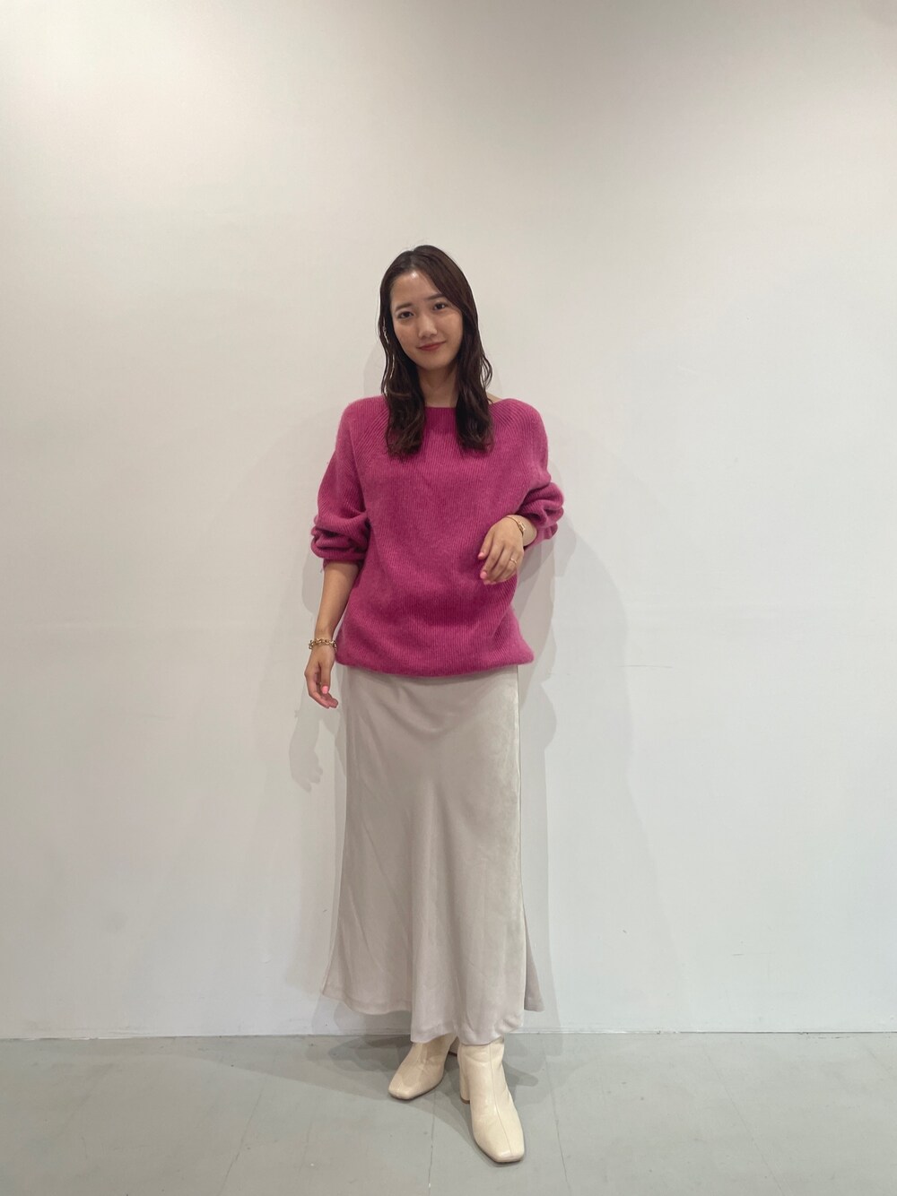 「LAGUNAMOONのミニマルカーブフォルムヒールショートブーツ（ブーツ、ホワイト系）」を使った、久保田さん（レディース・162cm）の夏コーディネートの1枚目の写真