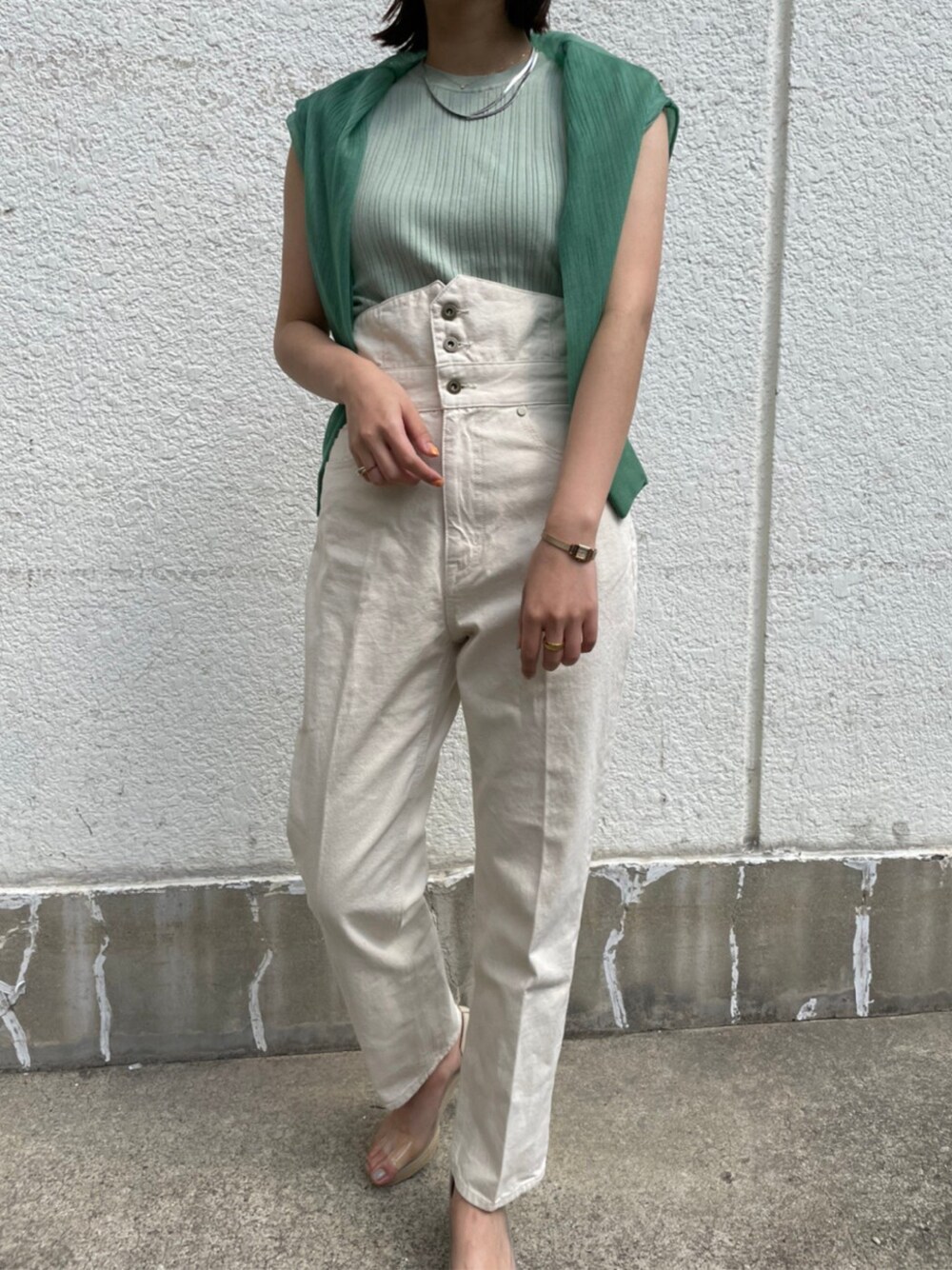 その他のパンプス、ホワイト系のデニムパンツ、グリーン系のニット/セーターを着用したレディースの春コーディネートの1枚目の写真