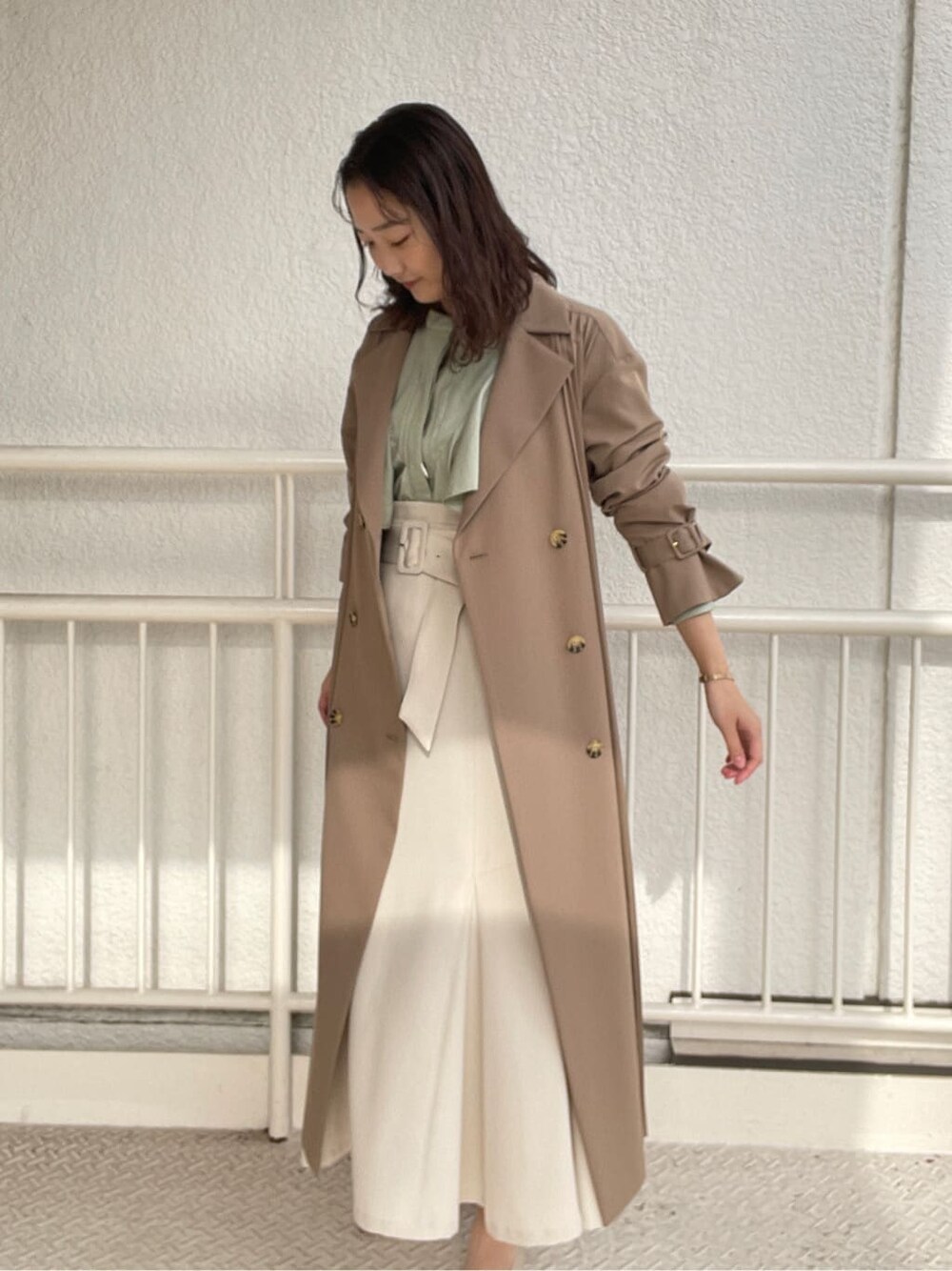 「選抜」｜「LAGUNAMOONのプリーツデザインコート（トレンチコート、ベージュ系）」を使った、久保田さん（レディース・162cm）の冬コーディネートの1枚目の写真