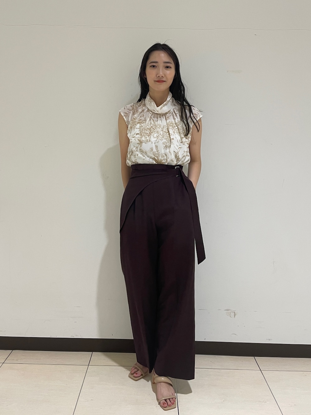 ブラウン系のその他パンツ、ベージュ系のサンダル、ベージュ系のシャツ/ブラウスを着用したレディースの春コーディネートの1枚目の写真