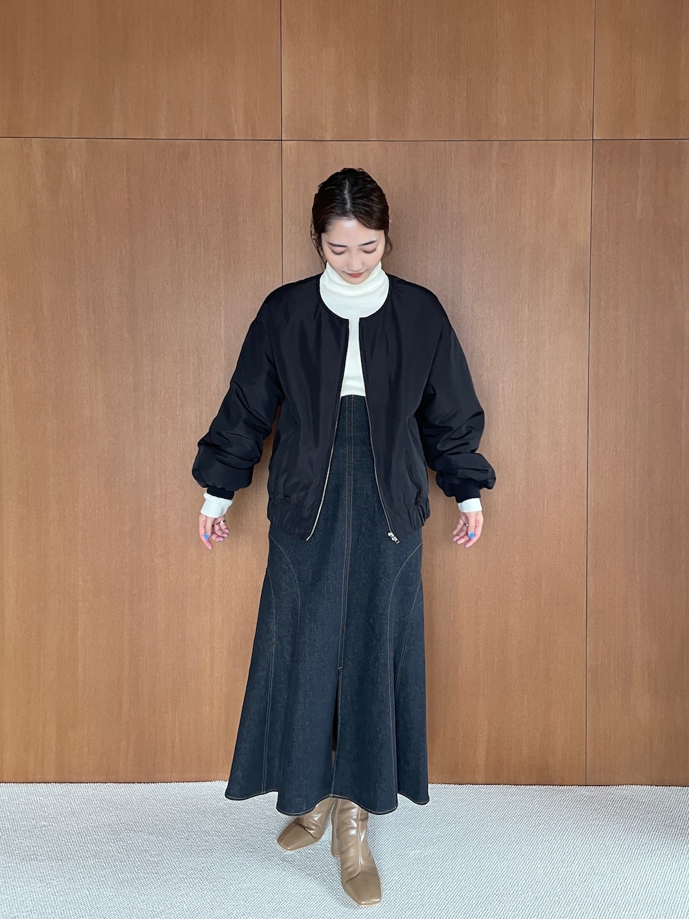 「LAGUNAMOONのミニマルカーブフォルムヒールショートブーツ（ブーツ、ベージュ系）」を使った、久保田さん（レディース・162cm）の夏コーディネートの1枚目の写真