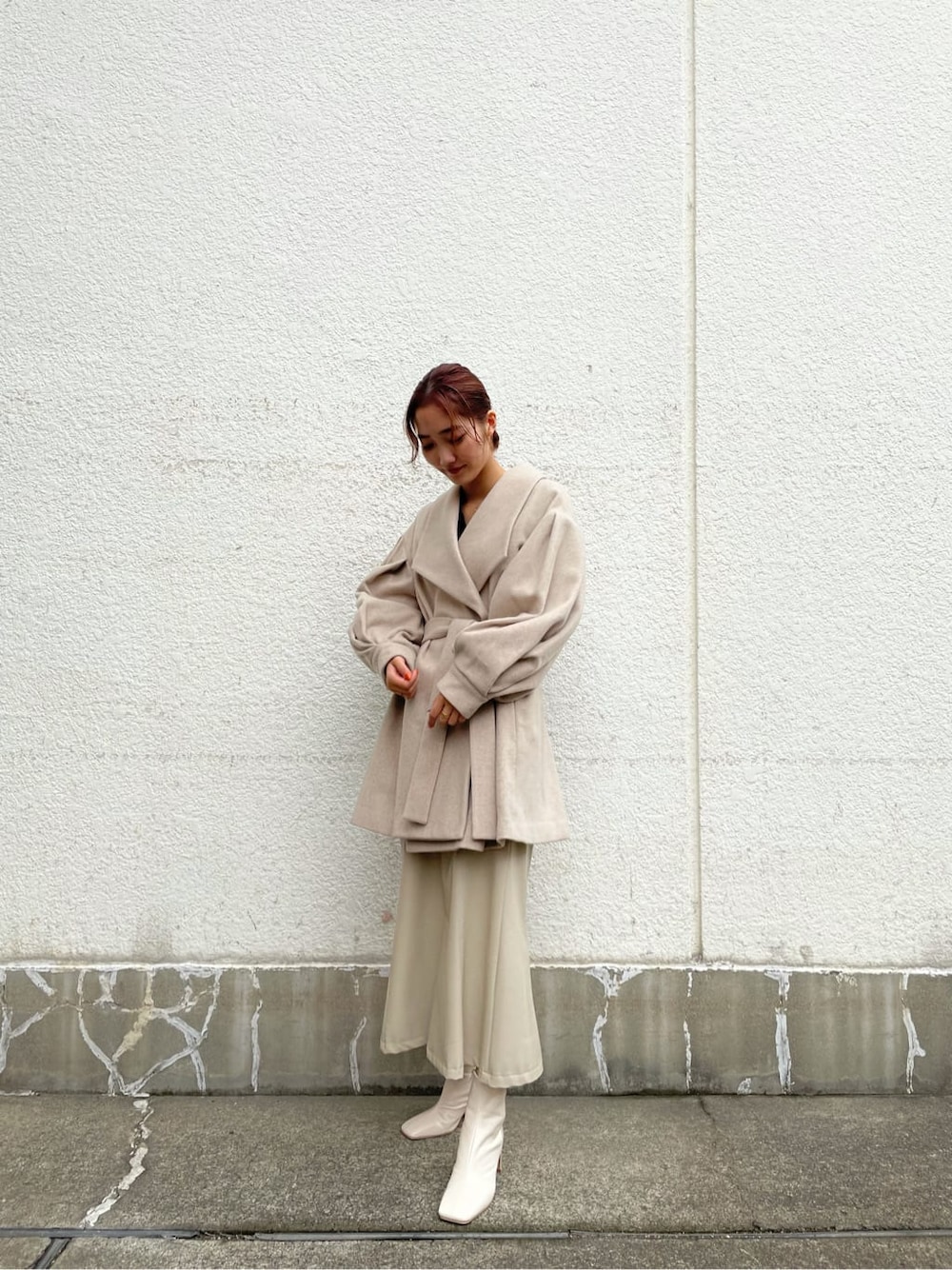 ホワイト系のスカート、ホワイト系のその他シューズ、ベージュ系のその他アウターを着用したレディースの秋コーディネートの1枚目の写真