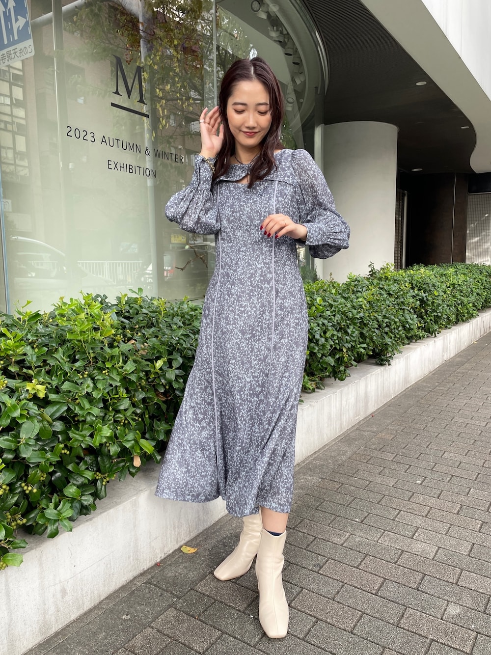 ストラップデザインフラワーワンピースを使った人気ファッション  