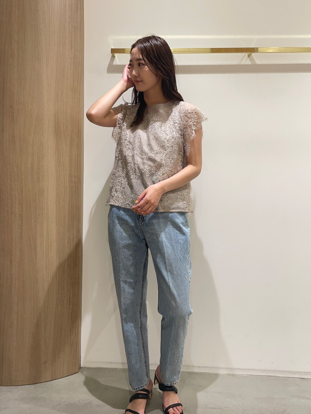 ベージュ系のシャツ/ブラウス、ブルー系のデニムパンツ、ブラック系のサンダルを着用したレディースの春コーディネートの1枚目の写真