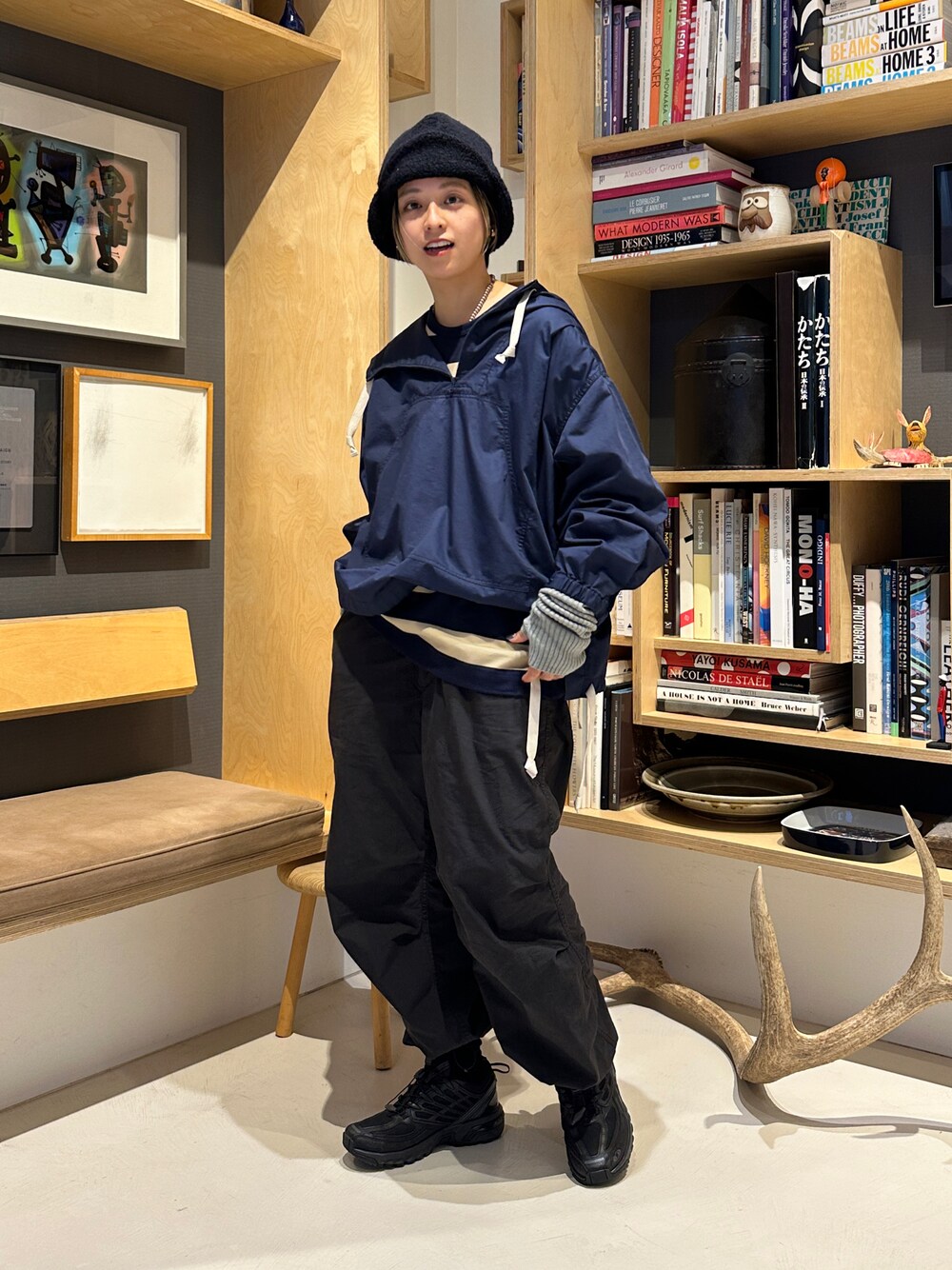 「秋っぽコーデ更新中、テーマパークコーデ、アウトドアスタイル、スポーツミックス」｜「BEAMS BOYのサイド ボタン アノラック（ブルゾン、ブルー系）」を使った、Heg.さん（レディース・159cm）の秋コーディネートの1枚目の写真