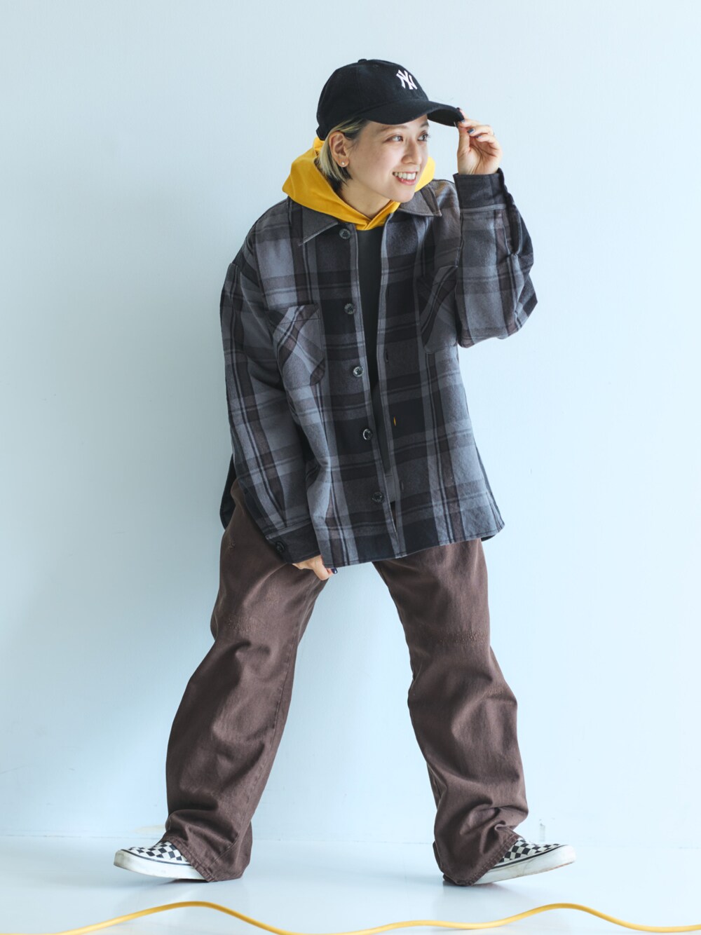 「テーマパークコーデ、秋服コーデ、チェック、スニーカー、お出かけコーデ、パーカー、秋コーデ」｜「BEAMS BOYのBIGMAC × BEAMS BOY / 別注 キルト ネルシャツ ジャケット（その他アウター、ブラック系）」を使った、Heg.さん（レディース・159cm）の秋コーディネートの1枚目の写真