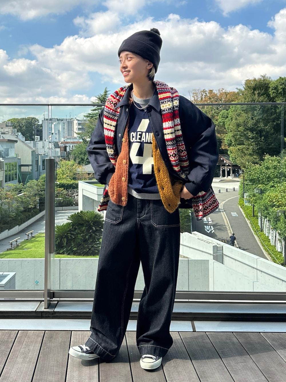 「休日スタイル、冬アウター、スニーカー、お出かけコーデ、ニット、カーディガン、レイヤードスタイル」｜「BEAMS BOYのデニム シンチバック パンツ（デニムパンツ、ブラック系）」を使った、Heg.さん（レディース・159cm）の秋コーディネートの1枚目の写真