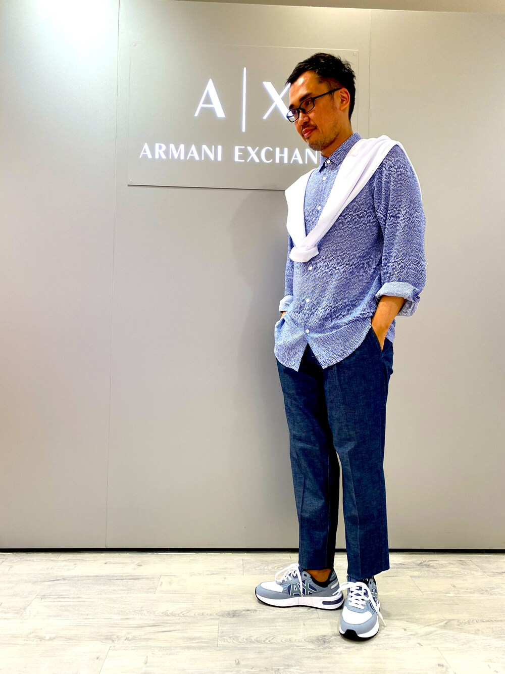 「AXchange、AXchanger、アルマーニエクスチェンジ、40代ファッション、40代コーデ、目指せイケオジ、公園、公園スタイル、公園デビュー、オトナカジュアル、シンプルコーデ」｜「ARMANI EXCHANGEの【A|X アルマーニ エクスチェンジ】マイクロパターン柄　長袖シャツ/REGULAR（シャツ/ブラウス、ブルー系）」を使った、TAKANOさん（メンズ・175cm）の春コーディネートの1枚目の写真