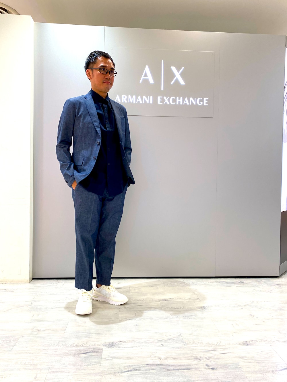 「休日スタイル、シンプルコーデ、お洒落さんとつながりたい、夏コーデ、アルマーニエクスチェンジ、AXchanger、目指せイケオジ、40代ファッション、40代コーデ、スニーカー、ブルー」｜「ARMANI EXCHANGEの【A|X アルマーニ エクスチェンジ】AXロゴ　レースアップスニーカー（スニーカー、ホワイト系）」を使った、TAKANOさん（メンズ・175cm）の夏コーディネートの1枚目の写真