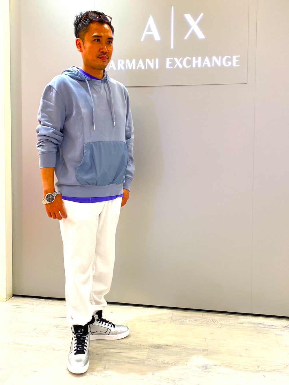 「AXchange、AXchanger、アルマーニエクスチェンジ、大人カジュアル、夏コーデ、40代ファッション、ホワイト、目指せイケオジ、キレイめ、スニーカー」｜「ARMANI EXCHANGEの【A|X アルマーニ エクスチェンジ】リネンミックス　ジョガーパンツ（チノパンツ、ホワイト系）」を使った、TAKANOさん（メンズ・175cm）の春コーディネートの1枚目の写真