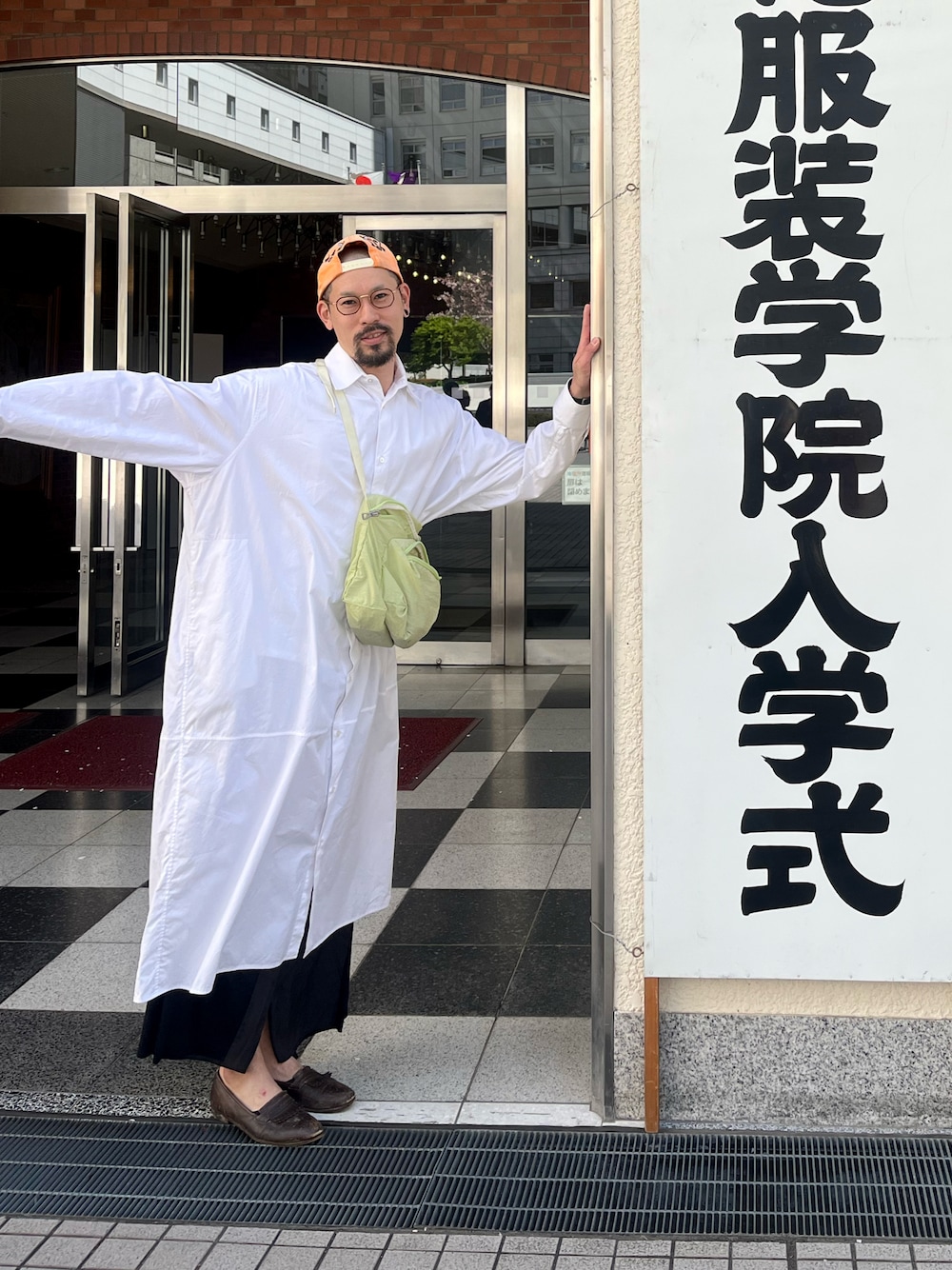 「パステルカラー、春、ロングシャツ、supreme」｜「TARO HORIUCHIのアイテム（シャツワンピース、ホワイト系）」を使った、きひろさん（メンズ・180cm）の春コーディネートの1枚目の写真