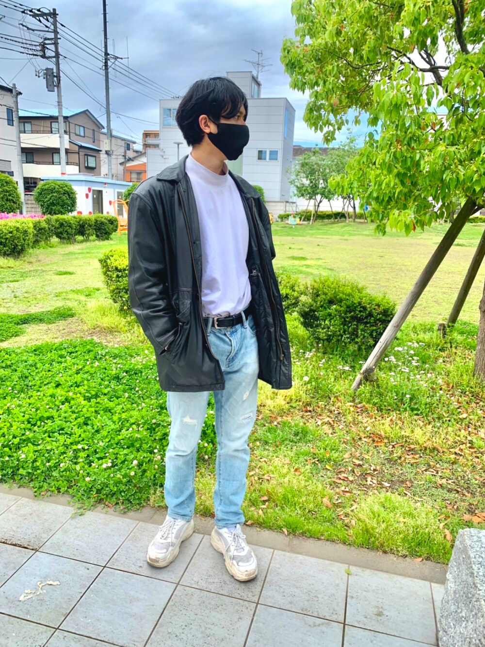 「ごきげんウィーク、オトナカジュアル、休日コーデ、春夏コーデ、デニムパンツ、カジュアルコーデ、古着MIX、デニム、革ジャン、ジャケット、90'sスタイル、90’s、90年代、古着、古着コーデ」｜「UNIQLOのアイテム（デニムパンツ、ブルー系）」を使った、吉沢さん（メンズ・173cm）の春コーディネートの1枚目の写真