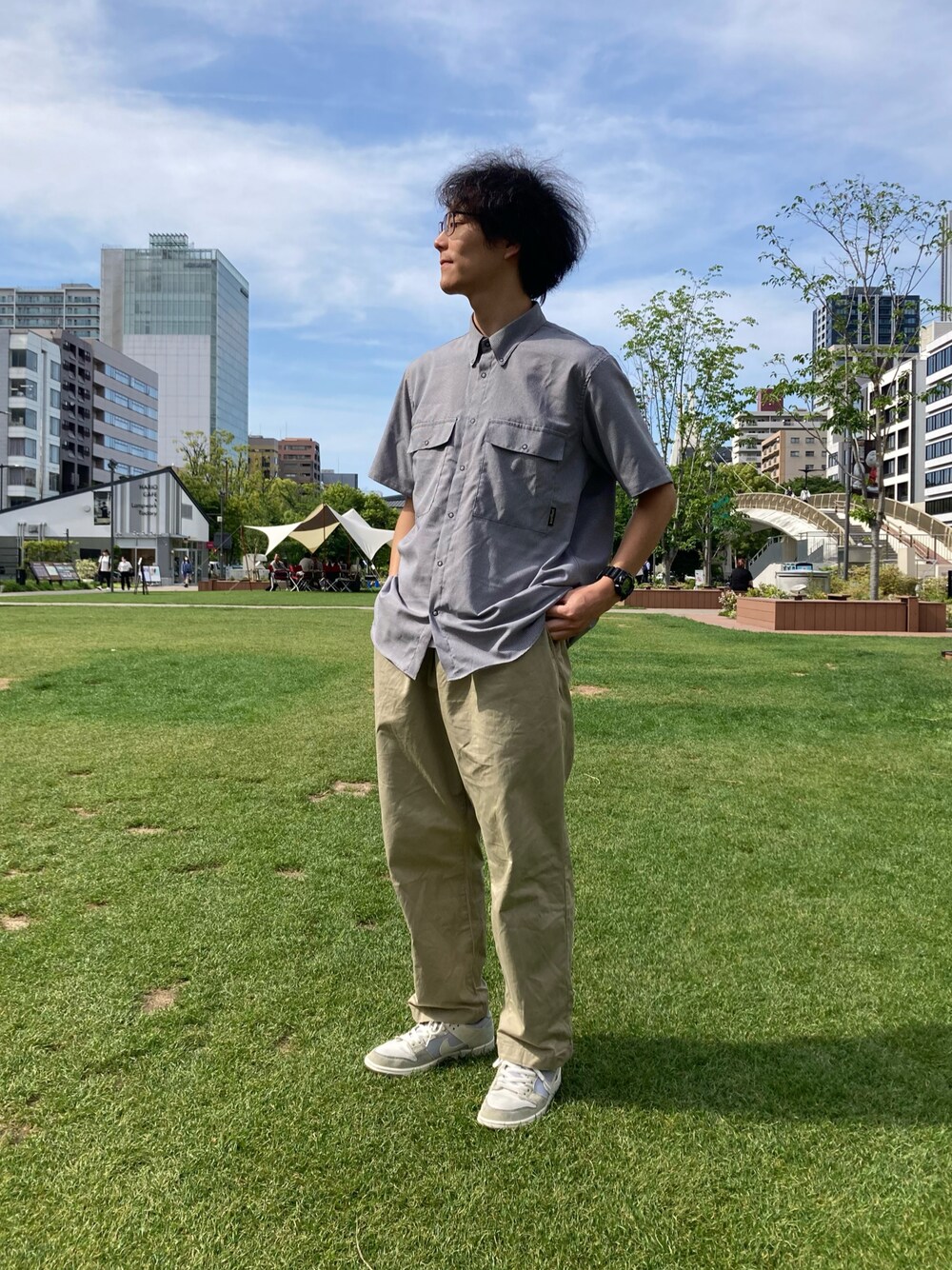 「シャツ、夏、春コーデ、シャツスタイル、羽織り、夏コーデ、半袖シャツ、半袖、機能性素材、narifuri」｜「narifuriのベンチレーション半袖シャツ（シャツ/ブラウス、グレー系）」を使った、Da-yaさん（メンズ・176cm）の春コーディネートの1枚目の写真