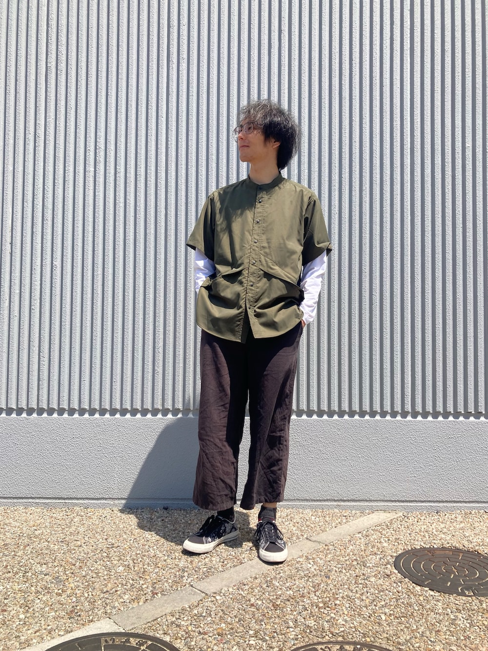 「シャツ、夏、ロンT、WILDTHINGS、シャツスタイル、夏コーデ、シャツコーデ、メッシュ、半袖シャツ、narifuri」｜「WILD THINGSのnarifuri × WILD THINGS  ショートスリーブデナリシャツ（シャツ/ブラウス、グリーン系）」を使った、Da-yaさん（メンズ・176cm）の夏コーディネートの1枚目の写真