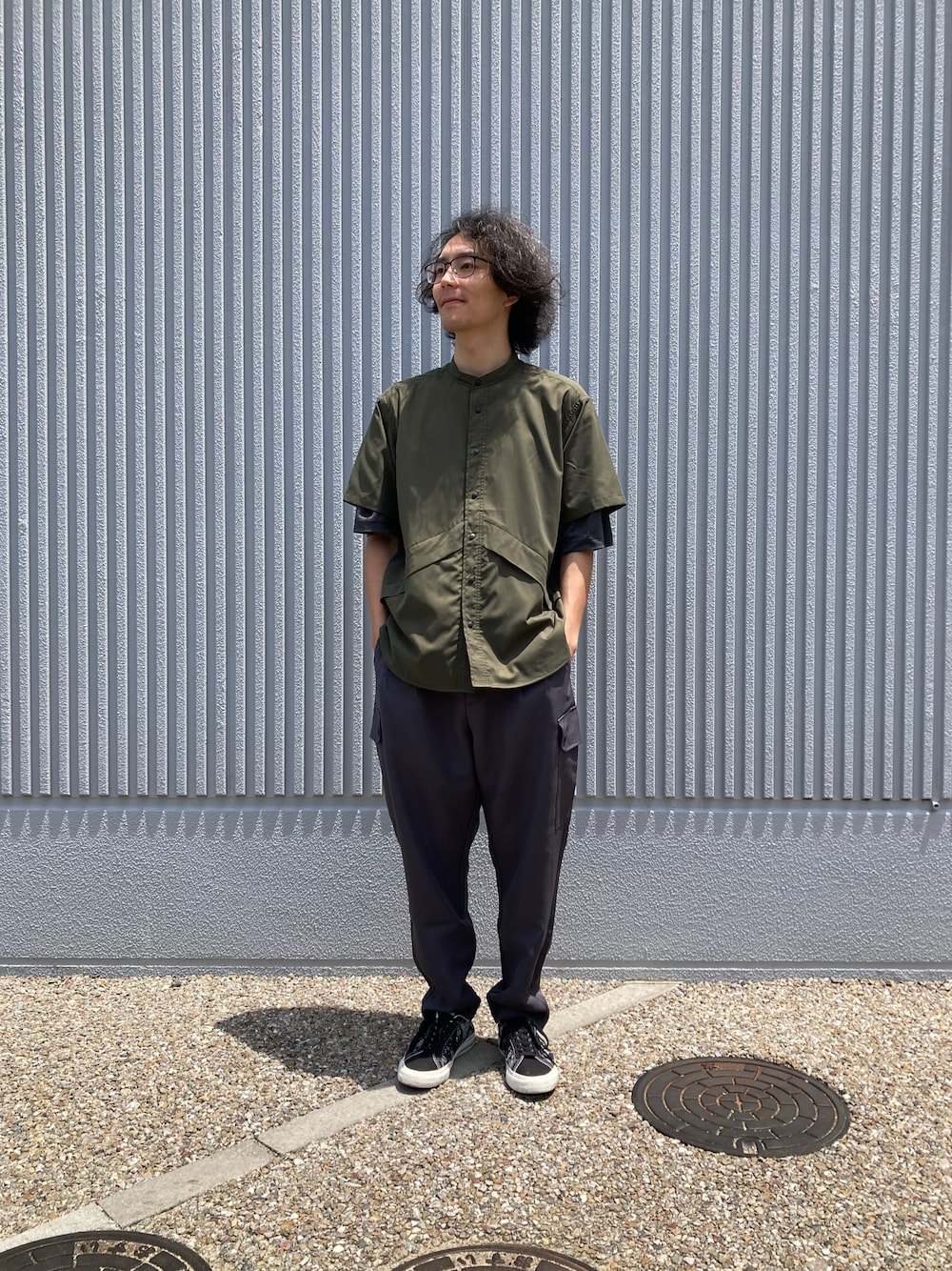 「カーキ、カーゴパンツ、トラウザーパンツ、WILDTHINGS、夏コーデ、半袖シャツ、夏スタイル、カーキシャツ、narifuri、カーゴパンツコーデ」｜「WILD THINGSのnarifuri × WILD THINGS  ショートスリーブデナリシャツ（シャツ/ブラウス、グリーン系）」を使った、Da-yaさん（メンズ・176cm）の夏コーディネートの1枚目の写真