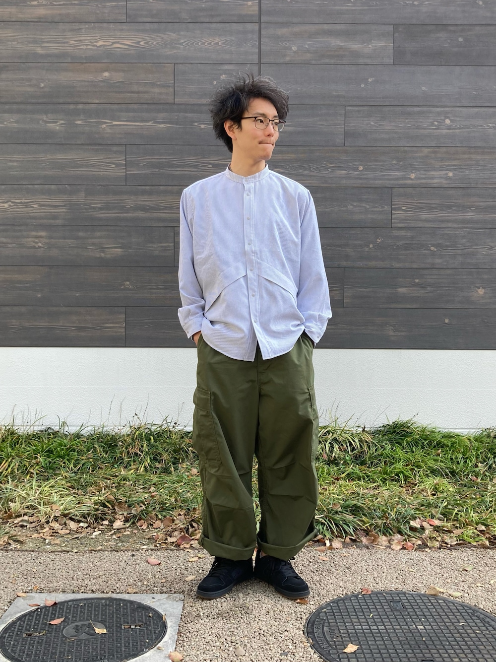 「シャツ、夏、カーゴパンツ、WILDTHINGS、春、春コーデ、シャツスタイル、シャツコーデ、narifuri」｜「WILD THINGSのnarifuri × WILD THINGS ベンチレーションデナリシャツ（シャツ/ブラウス、ブルー系）」を使った、Da-yaさん（メンズ・176cm）の春コーディネートの1枚目の写真
