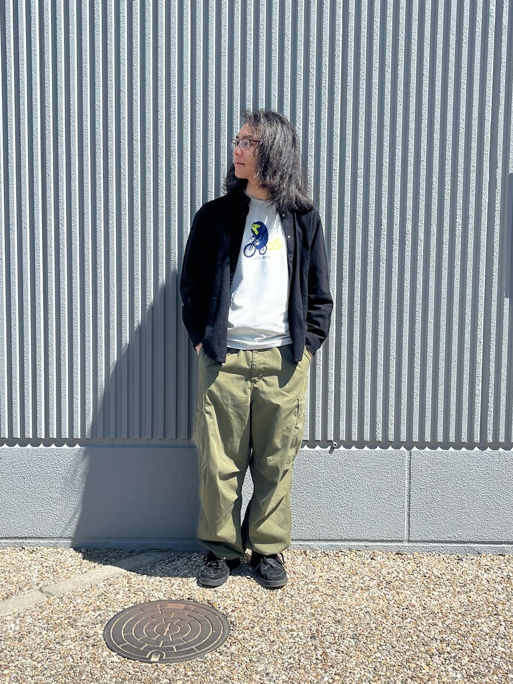 「narifuri、Tシャツ、春、春コーデ、春夏コーデ、シャツコーデ、シャツスタイル、シャツ、ネルシャツ、カジュアル、カジュアルコーデ、メッシュ、メッシュトップス」｜「narifuriのNFC アクティブメッシュグラフィックTシャツ（Tシャツ/カットソー、グレー系）」を使った、Da-yaさん（メンズ・176cm）の春コーディネートの1枚目の写真