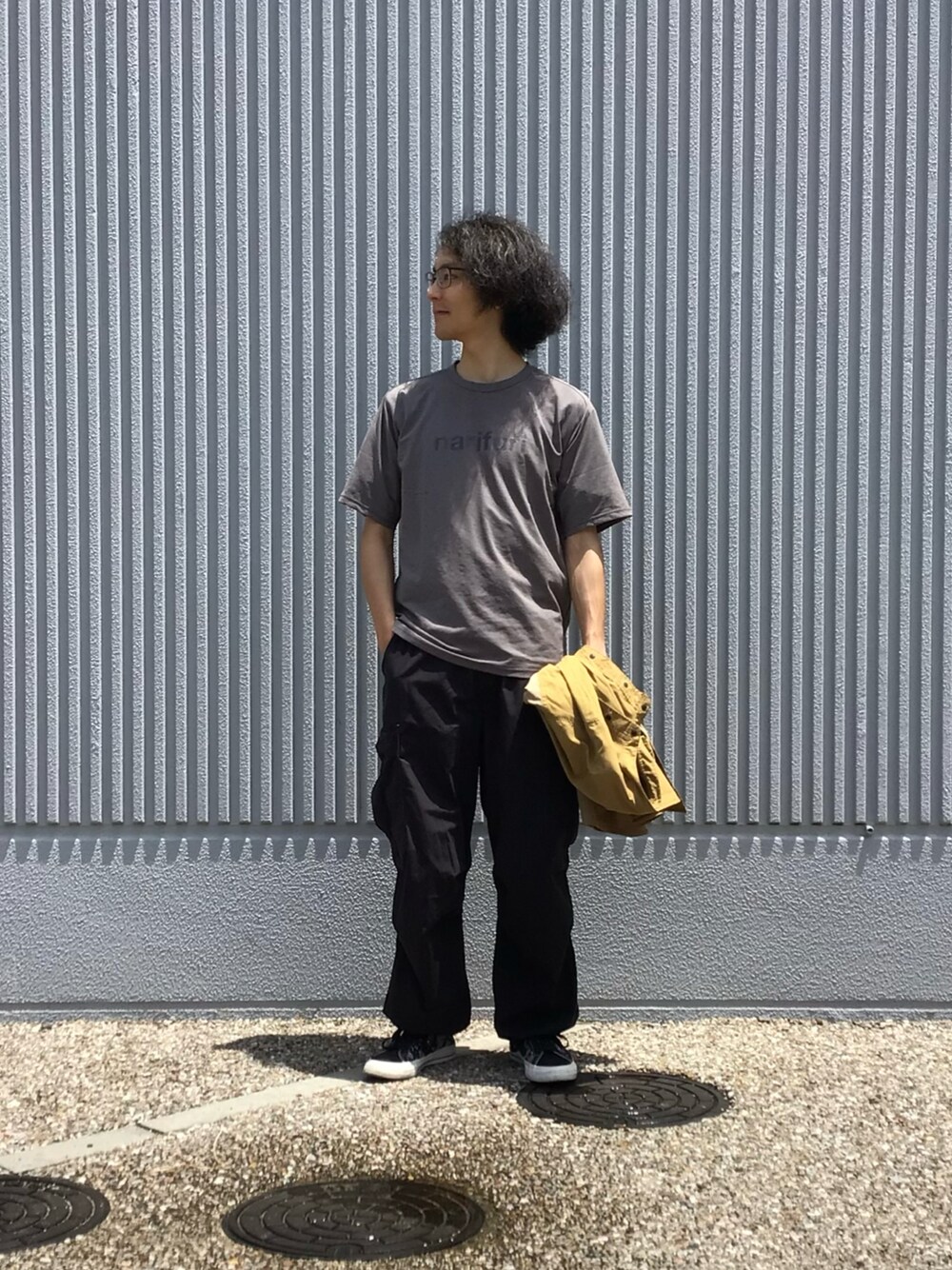 「イエロー、Tシャツ、カーゴパンツ、マスタード、WILDTHINGS、シャツスタイル、シャツコーデ、メッシュ、narifuri、Tシャツコーデ」｜「narifuriのアクティブメッシュバックポケットTシャツ（Tシャツ/カットソー、グレー系）」を使った、Da-yaさん（メンズ・176cm）の夏コーディネートの1枚目の写真