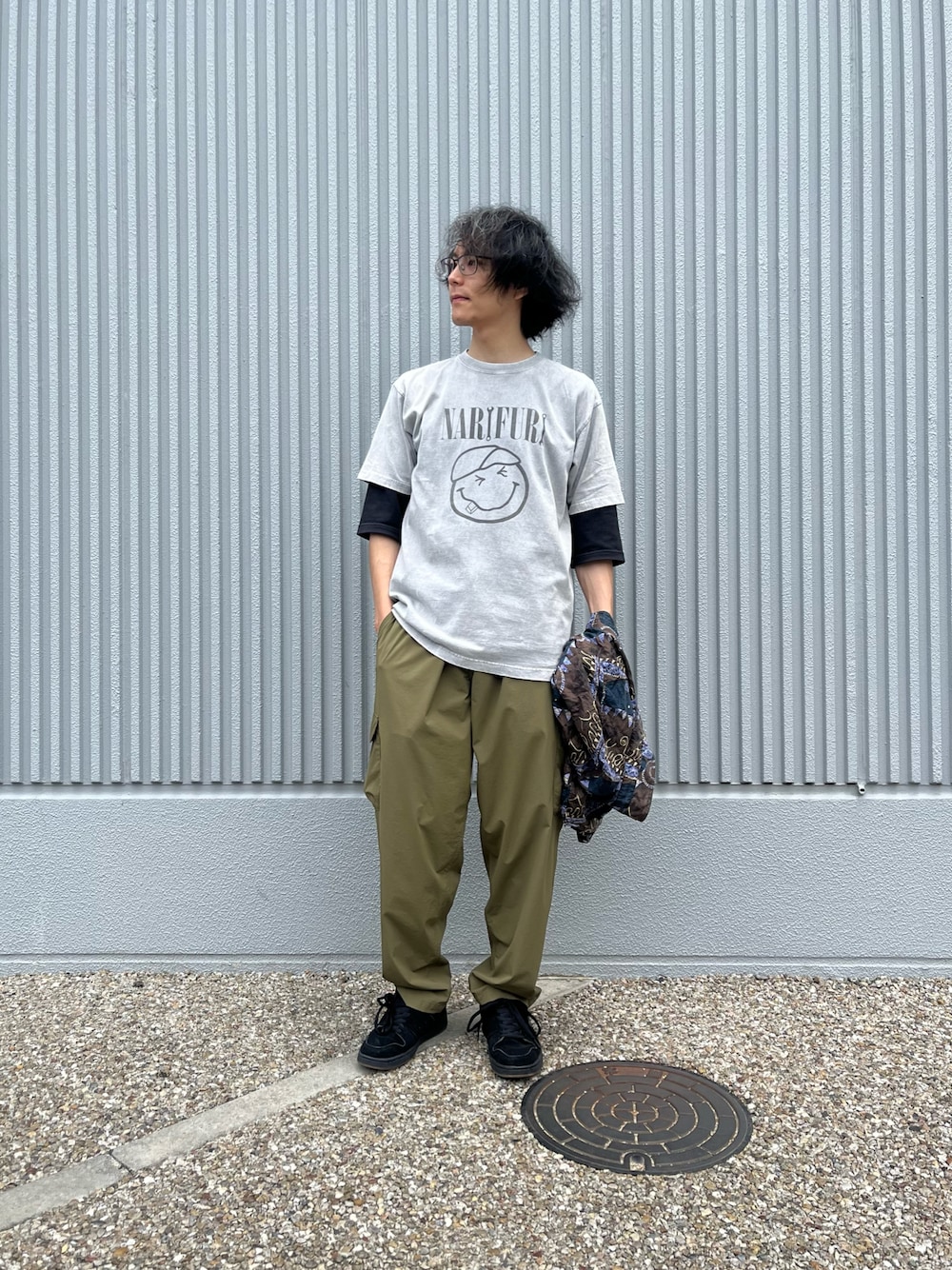 「コラボ、ビンテージTシャツ、カーゴパンツ、カーキパンツ、夏コーデ、rokx、コラボTシャツ、narifuri、smileyface、カーゴパンツコーデ」｜「SMILEY FACEのnarifuri × SMILEY FACE ピグメントダイプリントTシャツ（Tシャツ/カットソー、グレー系）」を使った、Da-yaさん（メンズ・176cm）の夏コーディネートの1枚目の写真