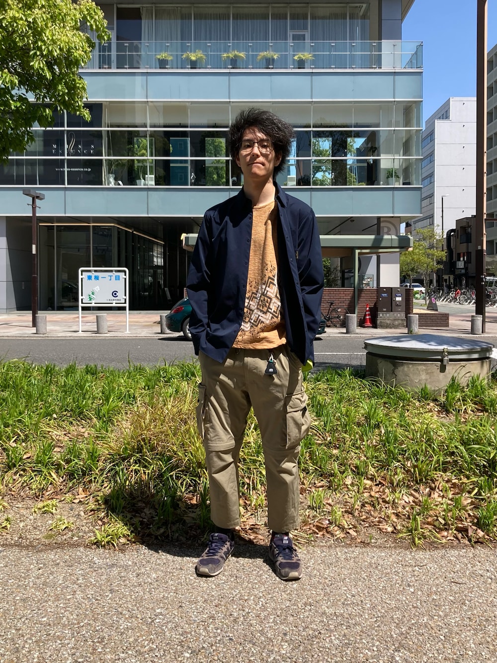 「シャツ、夏、カーゴパンツ、WILDTHINGS、きれいめカジュアル、春コーデ、シャツスタイル、春夏コーデ、夏コーデ、シャツコーデ」｜「narifuriのUPR ベンチレーションシャツ（シャツ/ブラウス、ブルー系）」を使った、Da-yaさん（メンズ・176cm）の春コーディネートの1枚目の写真