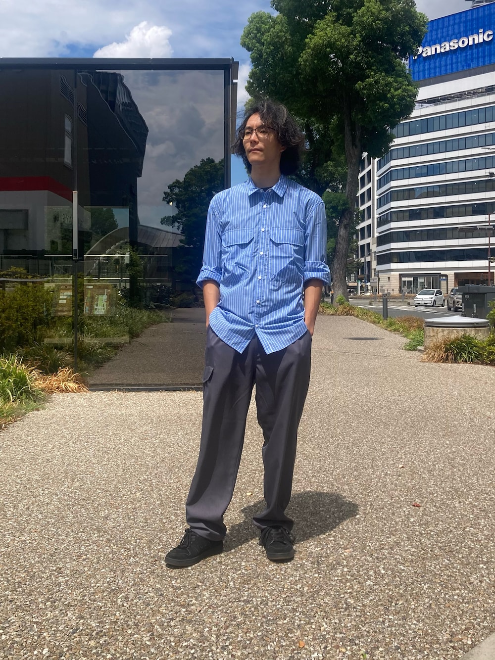 「スラックス、ストライプ、長袖シャツ、ストライプシャツ、イージーパンツ、シャツスタイル、シャツコーデ、ブルーシャツ、narifuri、universaloverall」｜「UNIVERSAL OVERALLのnarifuri × UNIVERSAL OVERALL ストライプベンチレーションワークシャツ（シャツ/ブラウス、ブルー系）」を使った、Da-yaさん（メンズ・176cm）の秋コーディネートの1枚目の写真