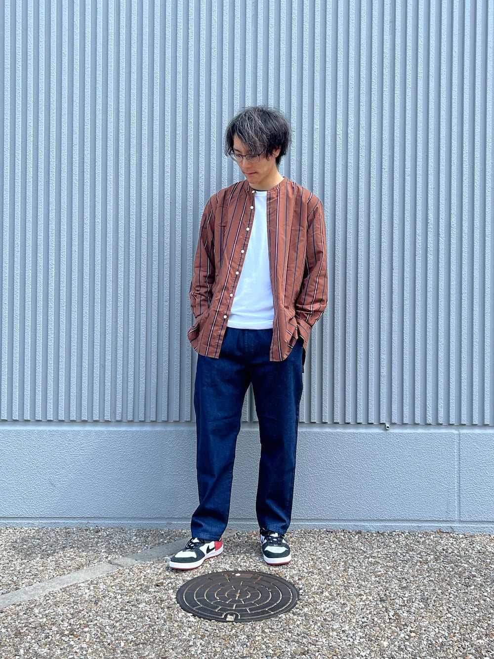 「デニム、シンプル、シャツ、LEE、デニムパンツ、茶色、シンプルコーデ、シャツスタイル、シャツコーデ、narifuri」｜「Leeのnarifuri × Lee サイクルFLeeasy パンツ（デニムパンツ、ブルー系）」を使った、Da-yaさん（メンズ・176cm）の春コーディネートの1枚目の写真