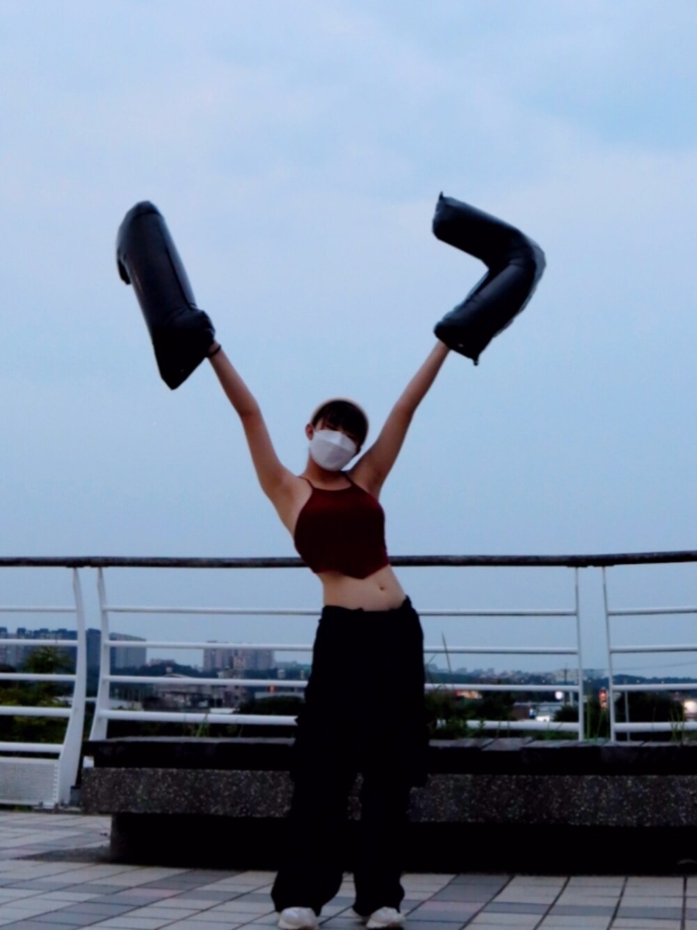 「生日快樂、17歳、ootd」｜「sheinのアイテム（キャミソール、レッド系）」を使った、皮皮威さん（レディース・153cm）の夏コーディネートの1枚目の写真