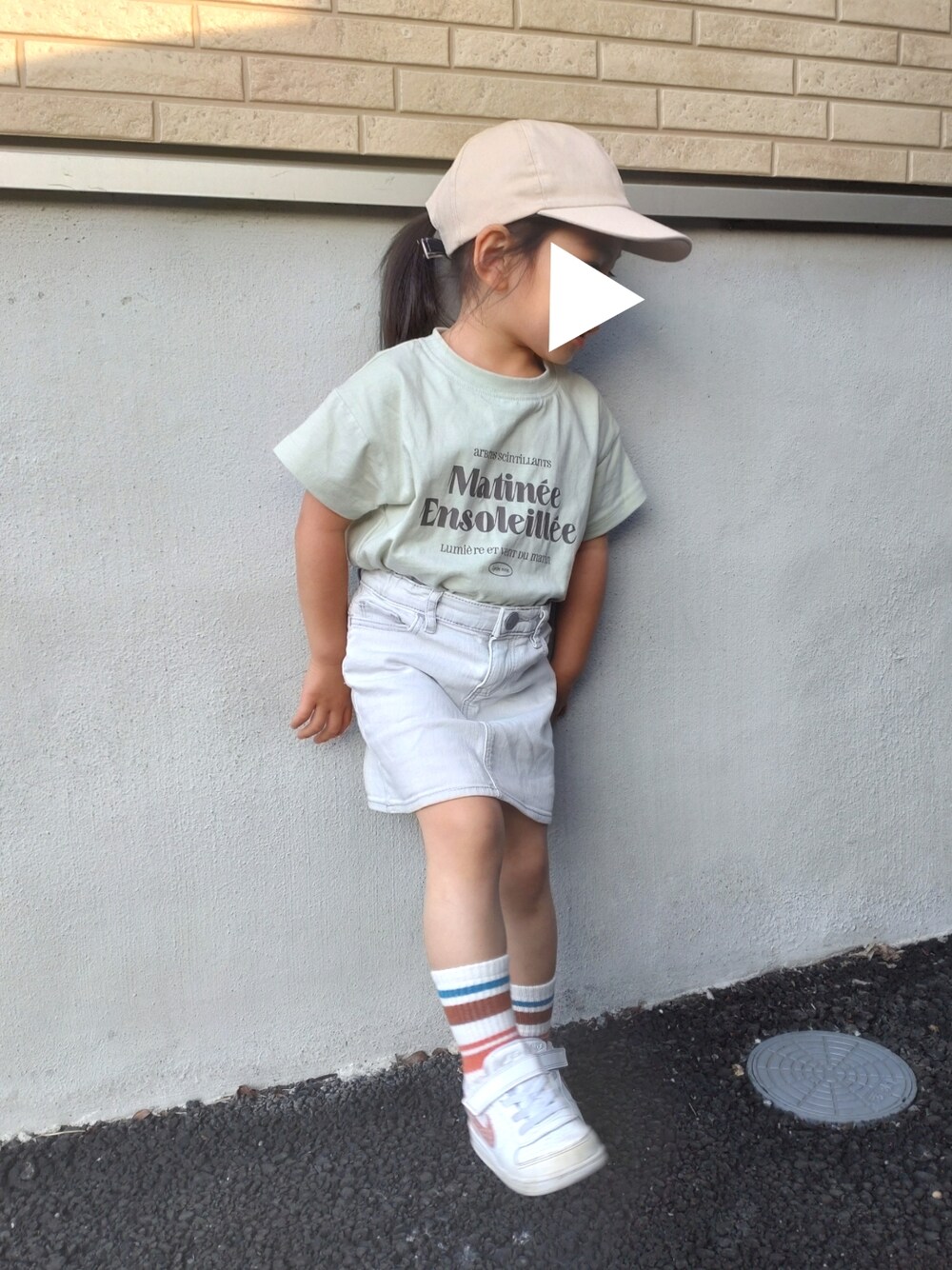 「真夏のアクティブスタイル、夏コーデ、キャップ、おしゃれさんと繋がりたい、カジュアルコーデ、リセマイン、ZARA、ZARA KIDS、デニムスカート、Tシャツ、夏だ！Tシャツ着よう！、NIKE、スニーカー、女の子、女の子コーデ」｜「Lycee mineの選べる10パターンオリジナルプリントTシャツ（Tシャツ/カットソー、グリーン系）」を使った、moriさん（キッズ・90cm）の夏コーディネートの1枚目の写真