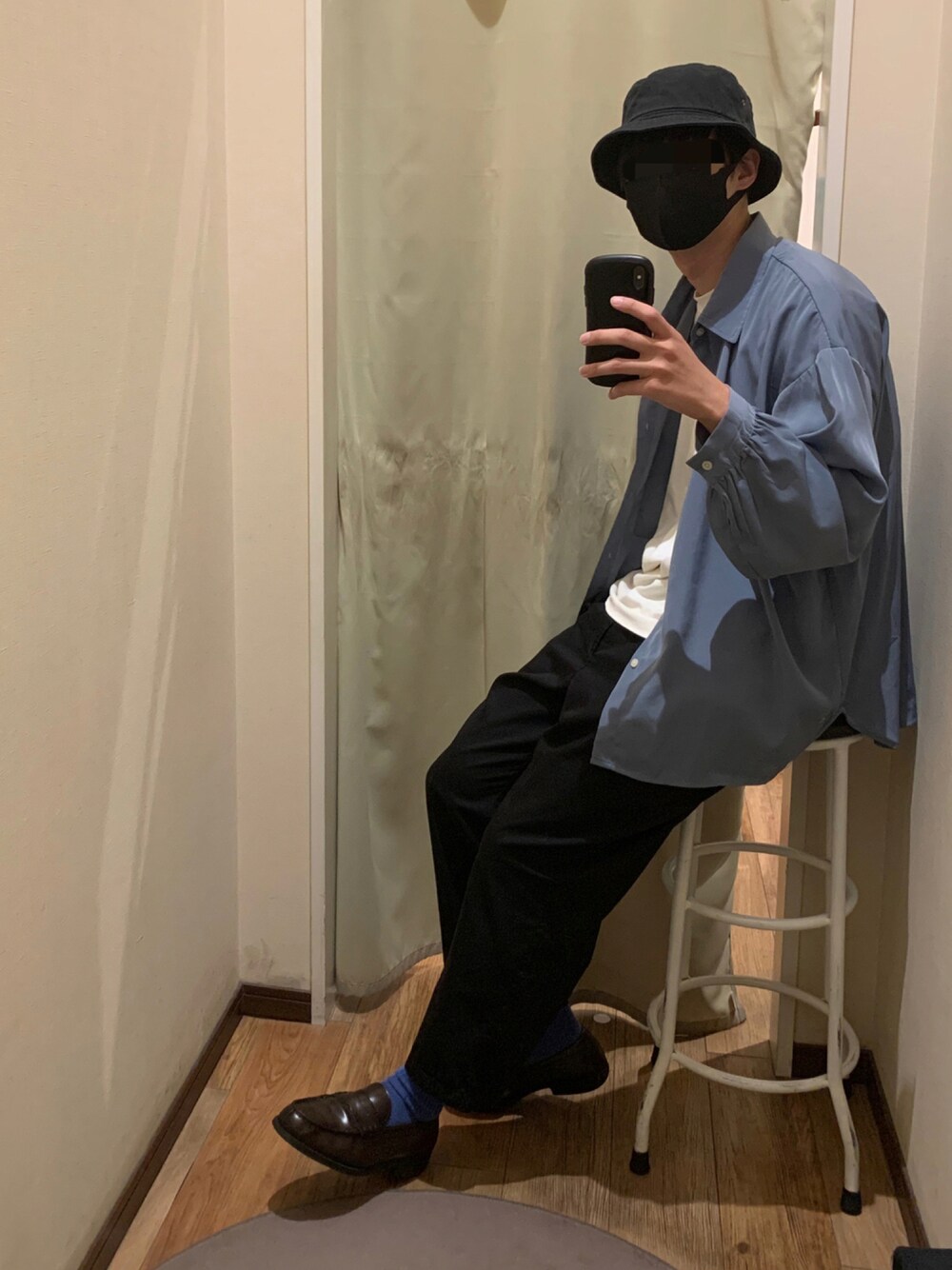 ブラック系のスラックス、ブルー系のシャツ/ブラウス、ホワイト系のTシャツ/カットソーを着用したメンズの夏コーディネートの1枚目の写真