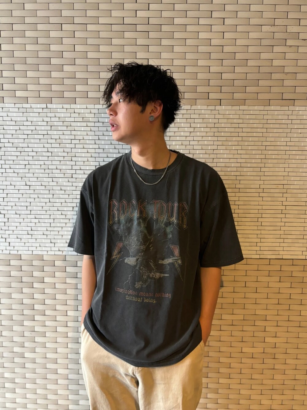 グレー系のTシャツ/カットソー、ベージュ系のチノパンツを着用したメンズの夏コーディネートの1枚目の写真