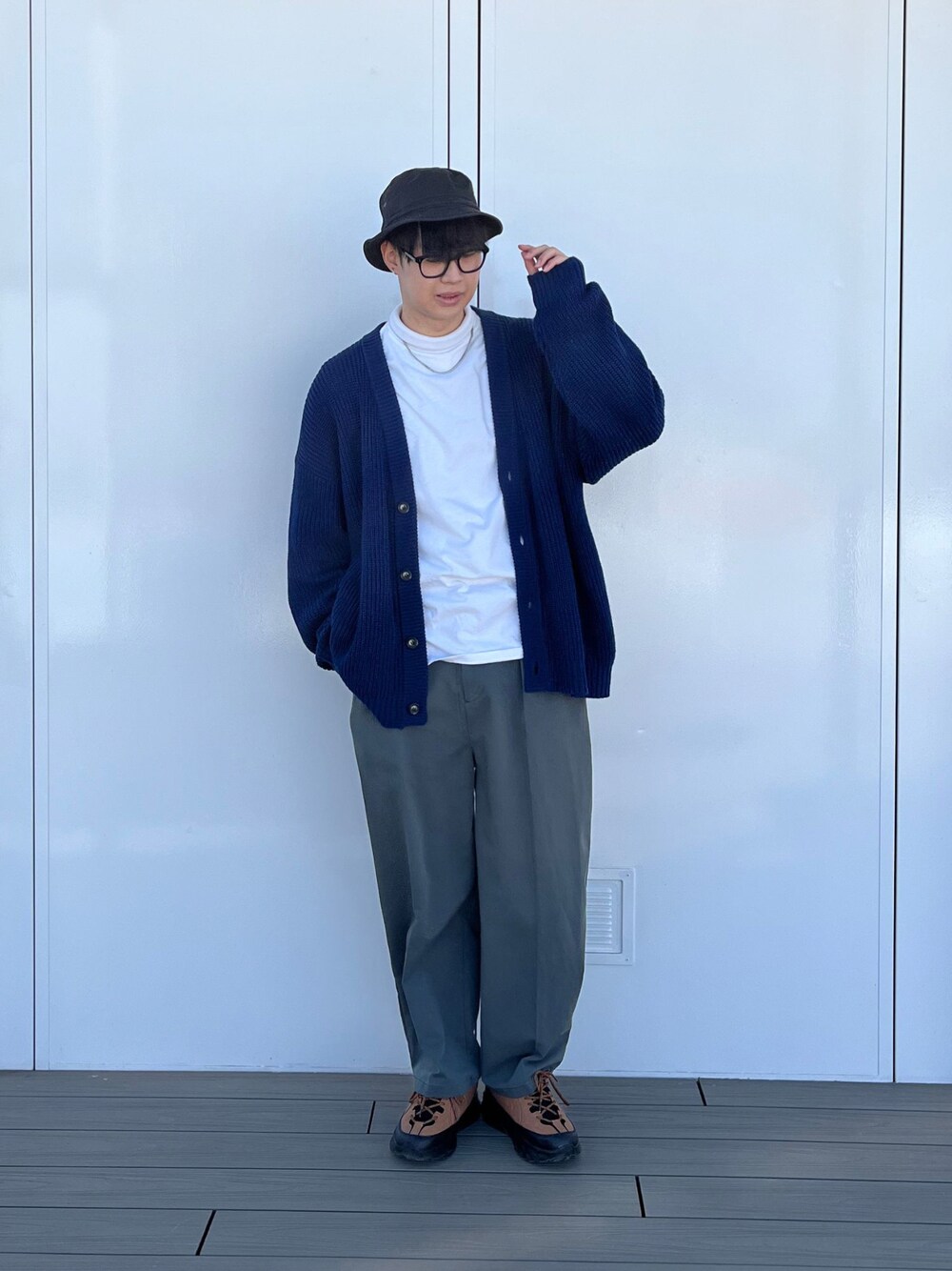 ブルー系のカーディガン/ボレロ、ホワイト系のTシャツ/カットソー、グレー系のその他パンツを着用したメンズの春コーディネートの1枚目の写真