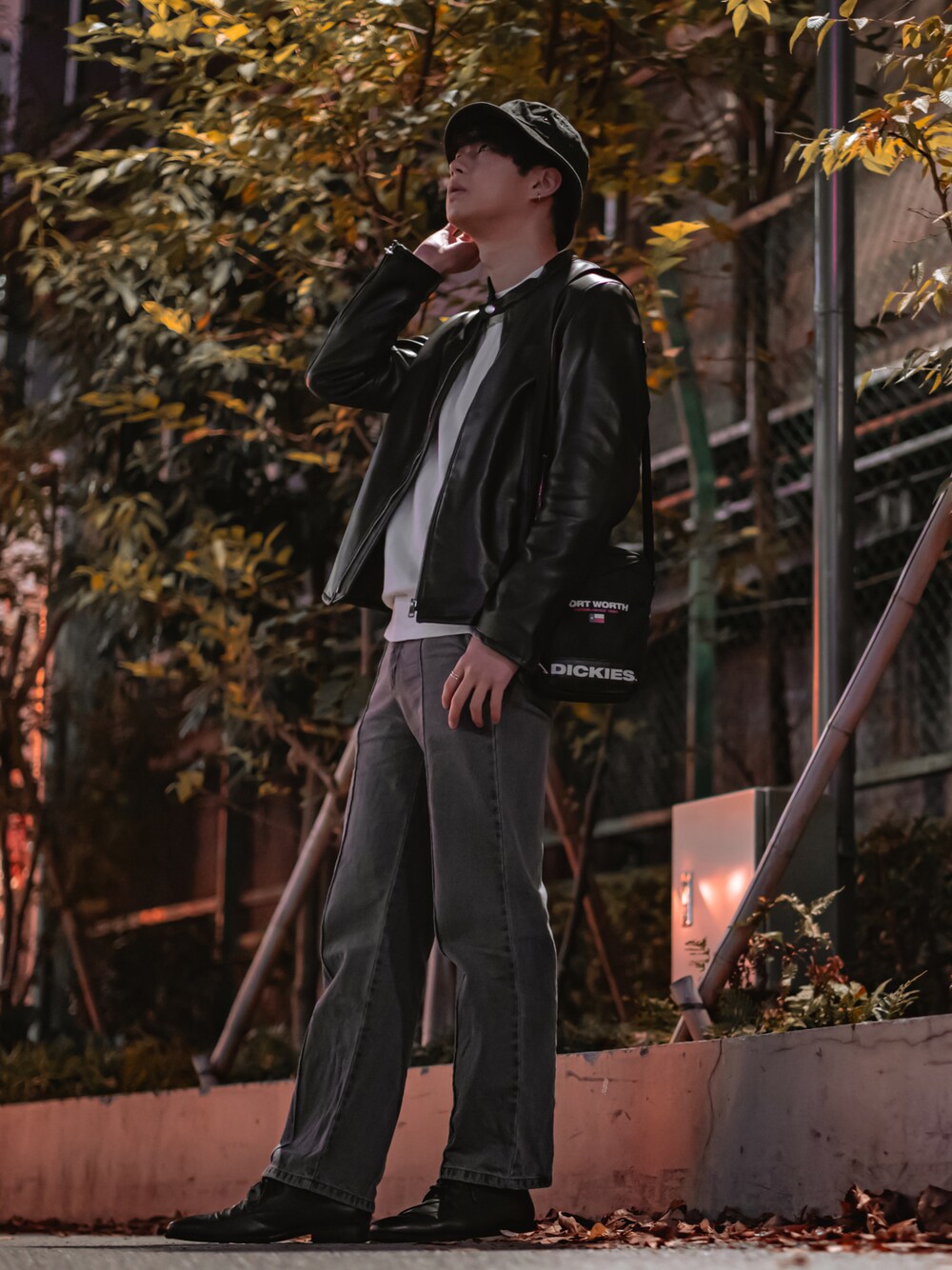 ブラック系のライダースジャケット、グレー系のデニムパンツ、ブラック系のドレスシューズを着用したメンズの春コーディネートの1枚目の写真