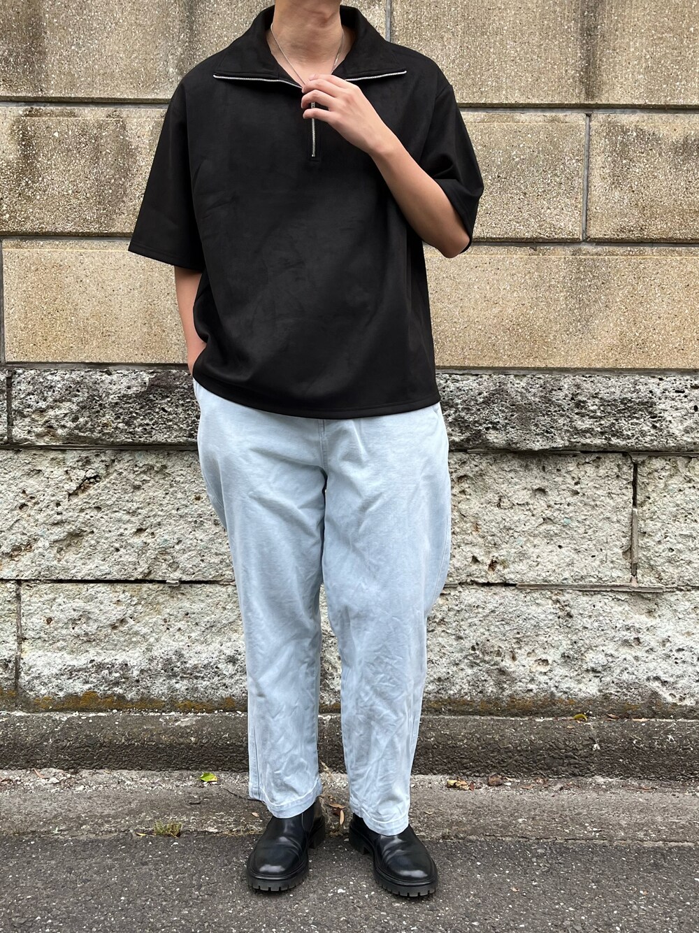 ブラック系のスウェット、ブルー系のデニムパンツ、ブラック系のスリッポンを着用したメンズの夏コーディネートの1枚目の写真