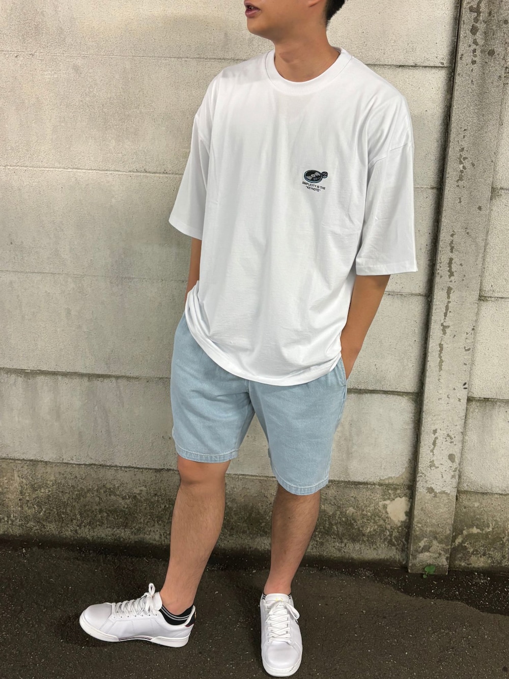 ホワイト系のTシャツ/カットソー、ブルー系のチノパンツ、ホワイト系のスニーカーを着用したメンズの夏コーディネートの1枚目の写真