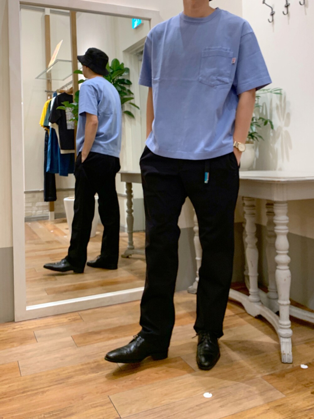 ブルー系のTシャツ/カットソー、ブラック系のその他パンツ、ブラック系のドレスシューズを着用したメンズの秋コーディネートの1枚目の写真