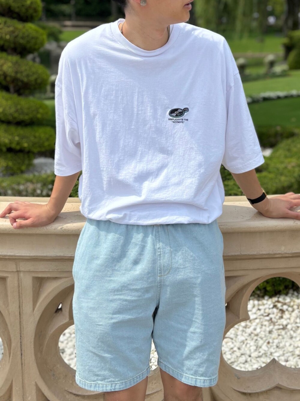 ホワイト系のTシャツ/カットソー、ブルー系のチノパンツを着用したメンズの夏コーディネートの1枚目の写真