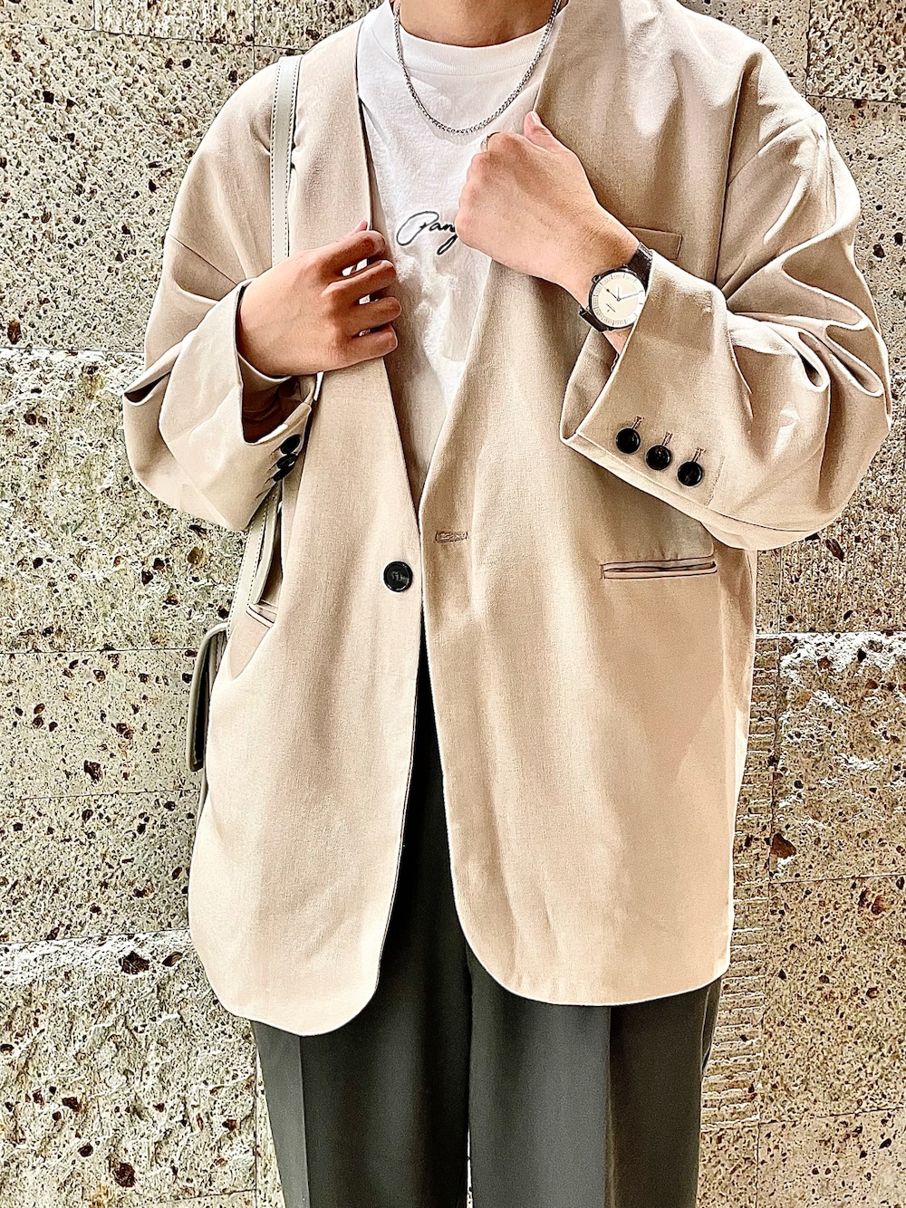 ベージュ系のノーカラージャケット、ホワイト系のショルダーバッグ、グリーン系のその他パンツを着用したメンズの夏コーディネートの1枚目の写真