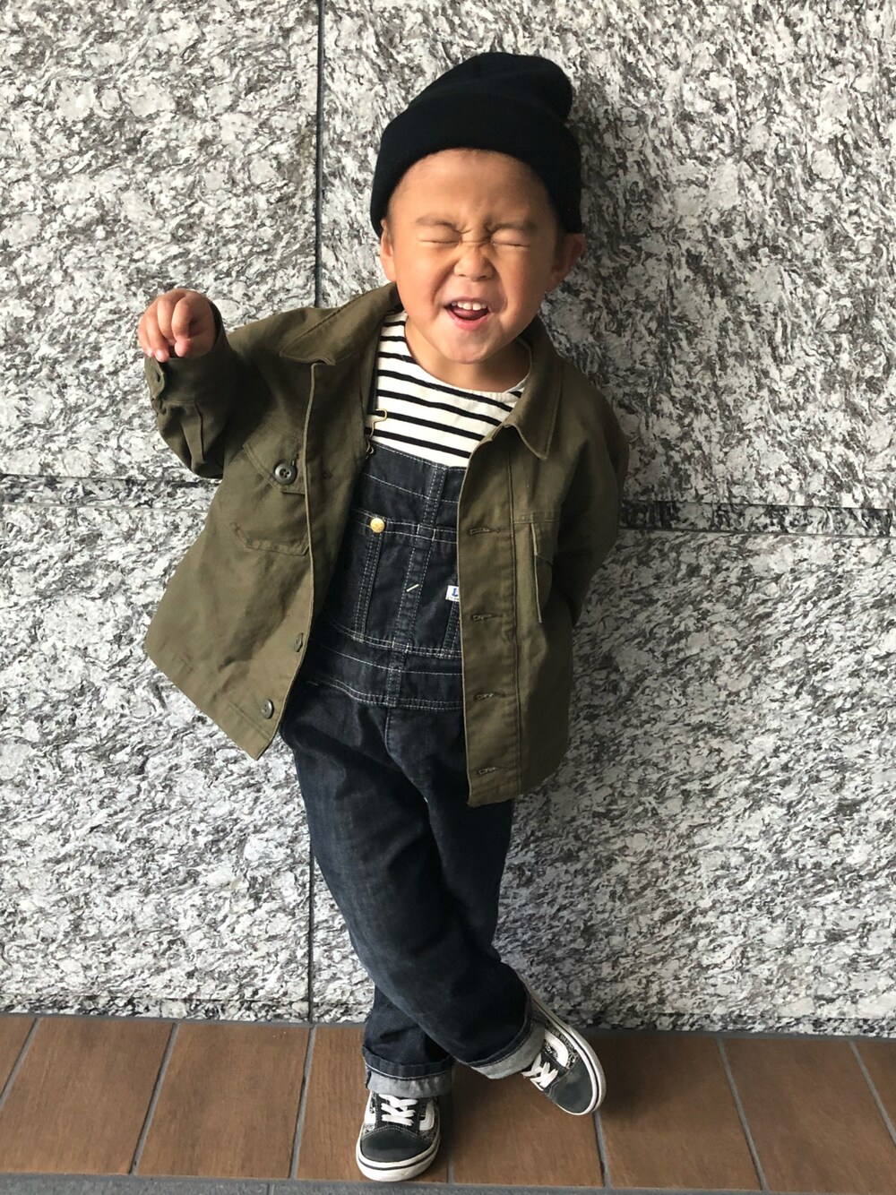 「だから秋服が好き、秋コーデ、キッズコーデ、おしゃれさんと繋がりたい、韓国子供服、カジュアル」｜「devirockのミリタリージャケット（ミリタリージャケット、グリーン系）」を使った、yuto_konokaさん（キッズ・100cm）の秋コーディネートの1枚目の写真