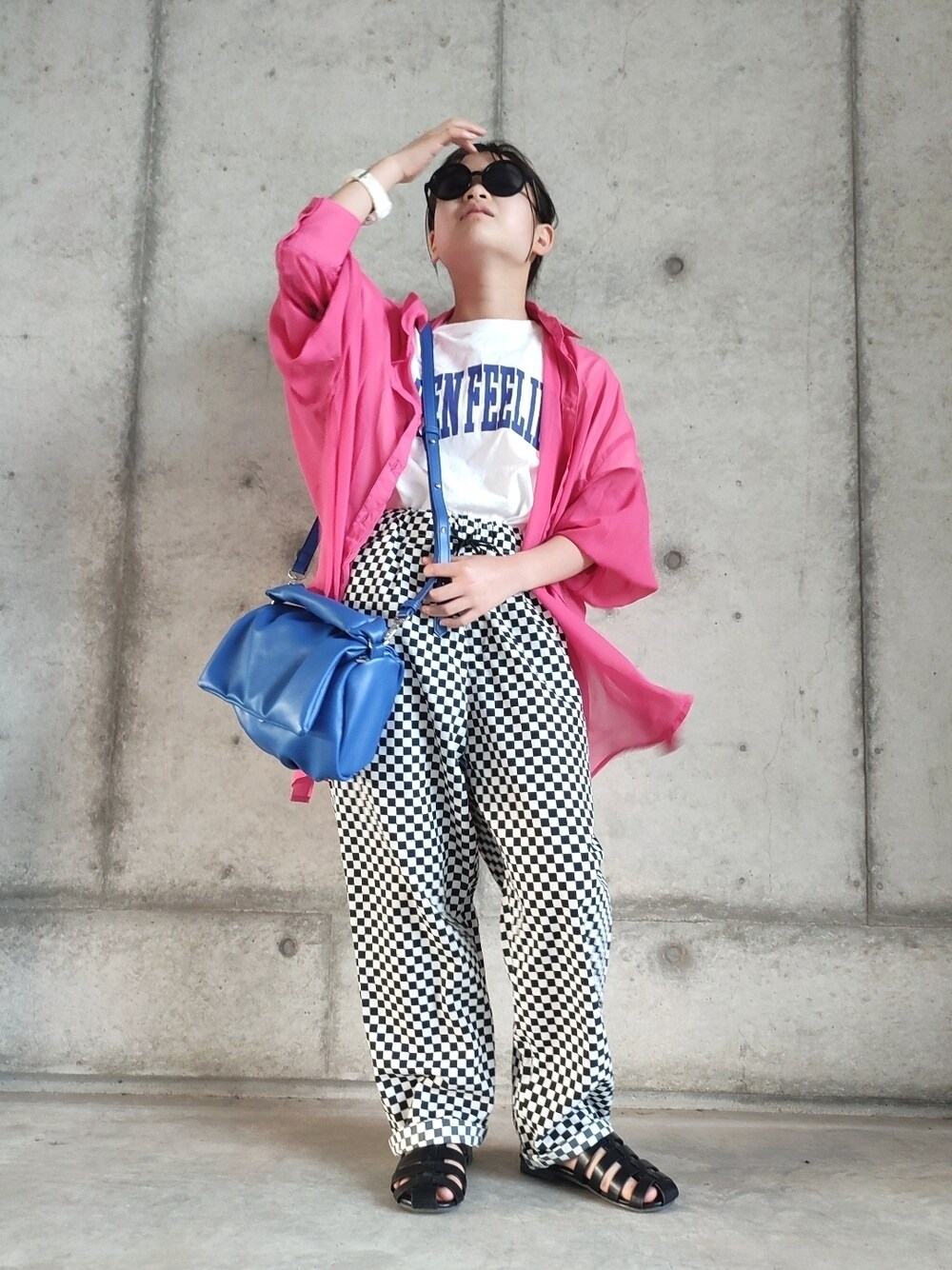 「サングラス、ピンク、白Tシャツ、グルカサンダル、ポシェット、ブルー、ロゴT、シャツスタイル、休日スタイル、カジュアルコーデ、タックイン、GU、ボリューム袖、ストリート、プチプラ」｜「GLOBAL WORKのキッズ/エアカルクロップドパンツ柄/262789（その他パンツ、その他）」を使った、こよいのコーディネートさん（キッズ・140cm）の夏コーディネートの1枚目の写真